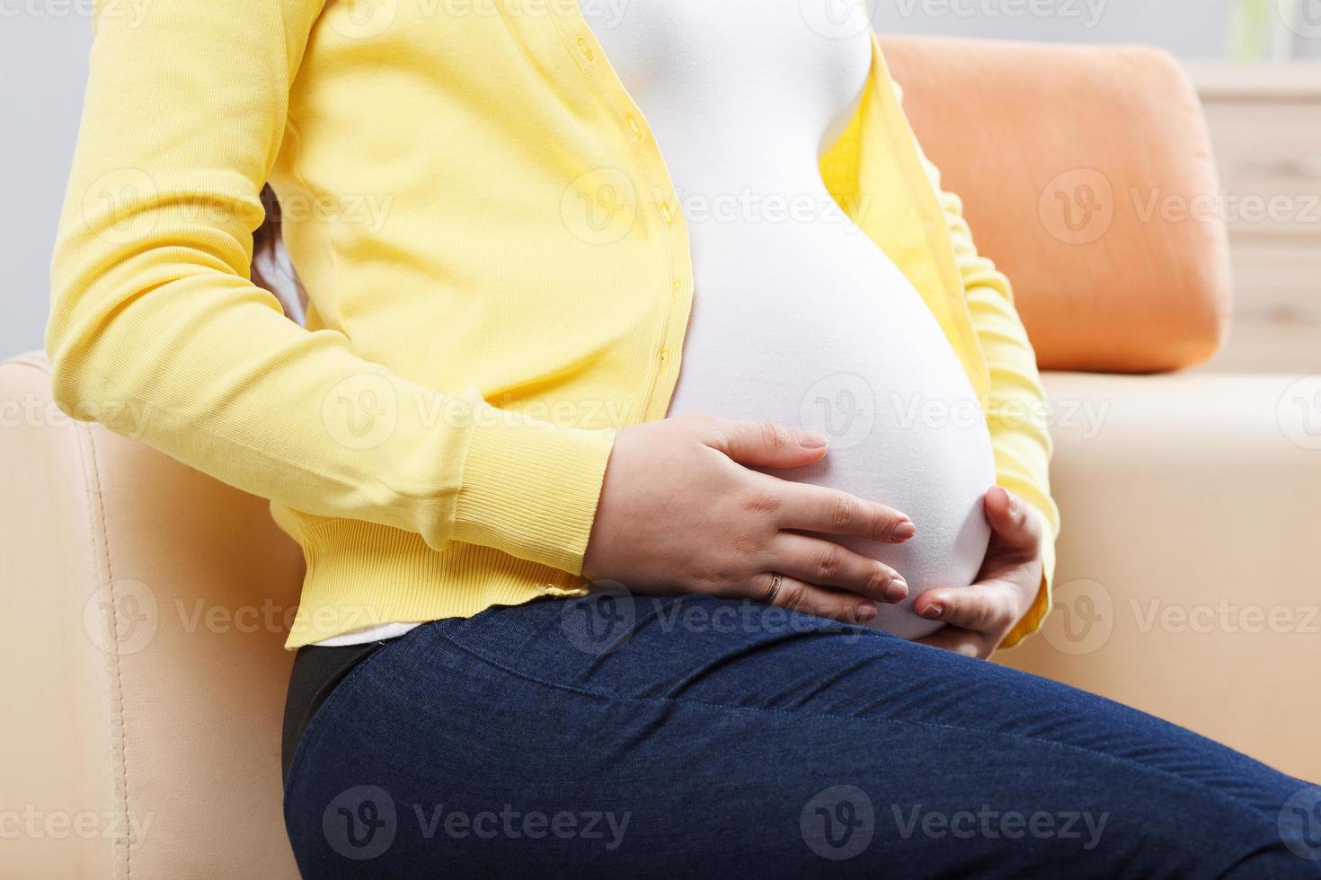 gravid kvinna som håller sin babybul 994238 Arkivfoto på Vecteezy
