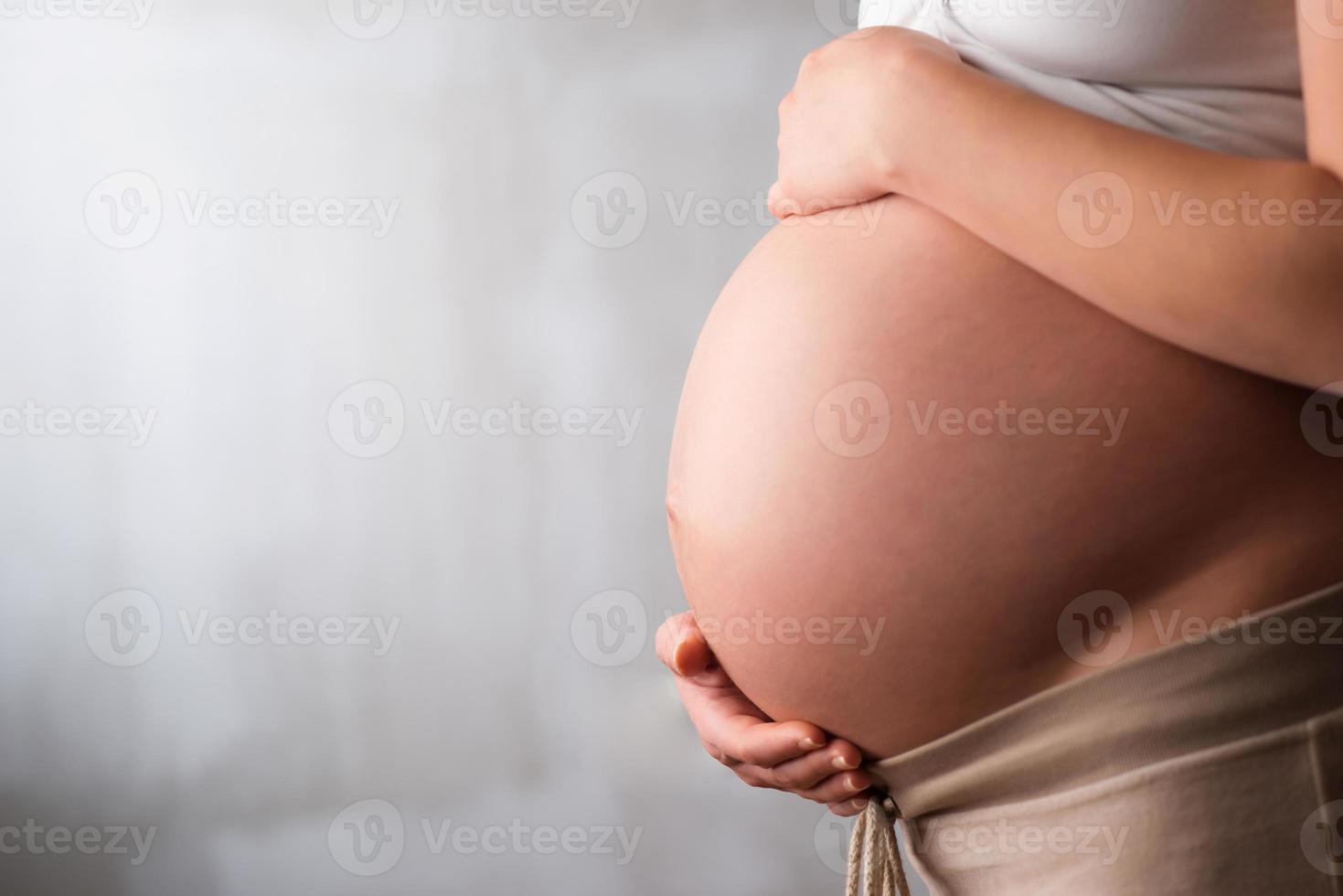 en gravid kvinnas mage foto