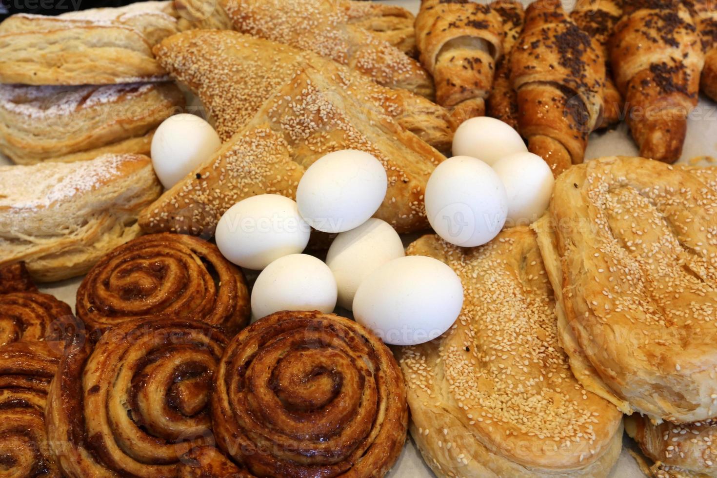 bröd och bageriprodukter i en butik i Israel. foto