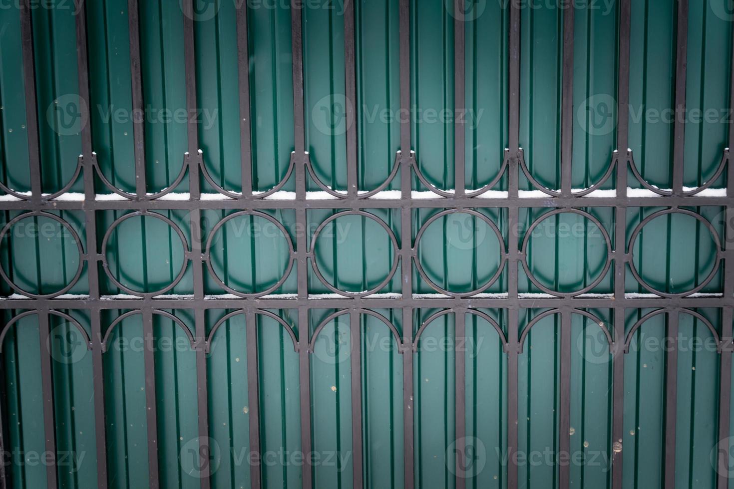 metall grönt staket bakgrund. smidda staket. foto