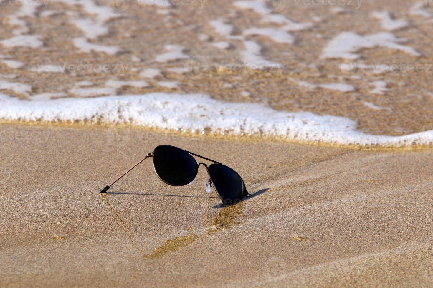 förlorade glasögon ligger på sanden. foto