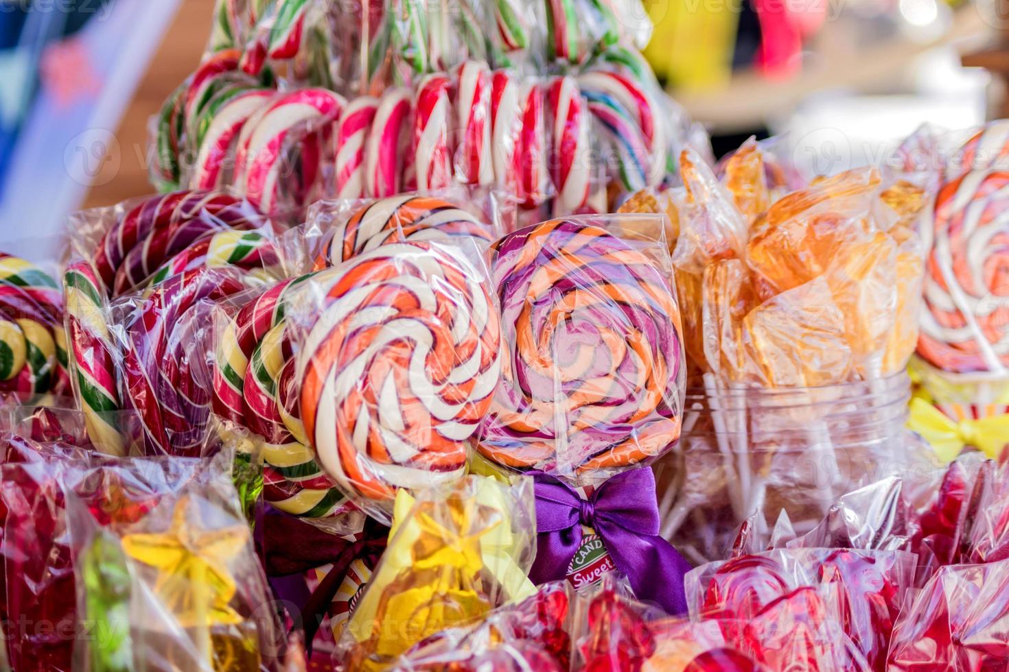 närbild av färgglada klubbor på pinnar på gatumarknaden foto