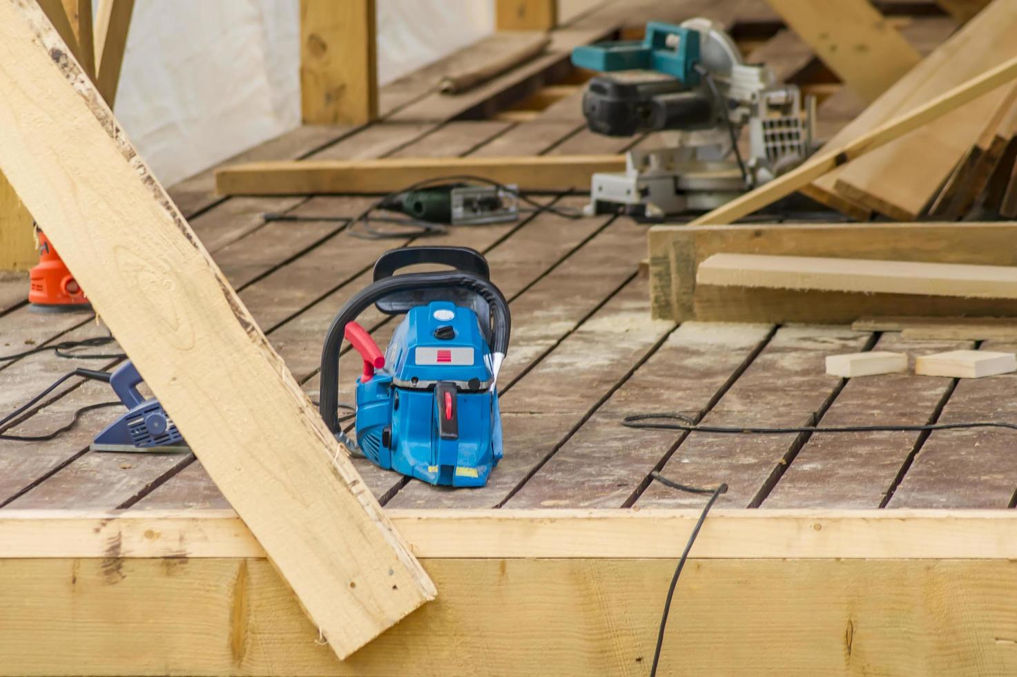 elektriska träbearbetningsverktyg - sticksåg och fräsmaskin på byggnad foto