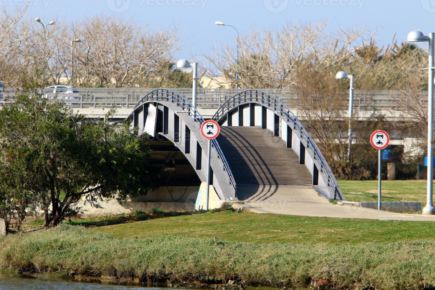bro över en flod i Israel. foto