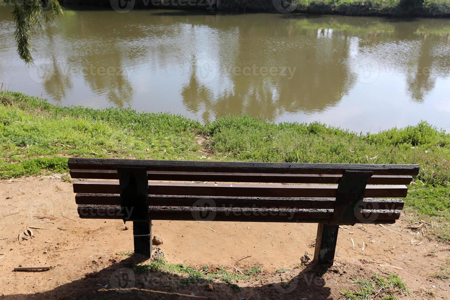 bänk i en stadspark vid Medelhavskusten foto