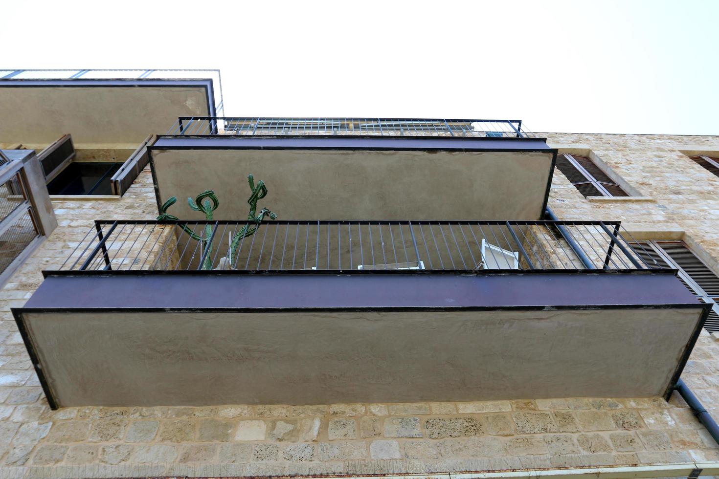 11 oktober 2018. balkong på fasaden av ett stort hus i tel aviv. foto