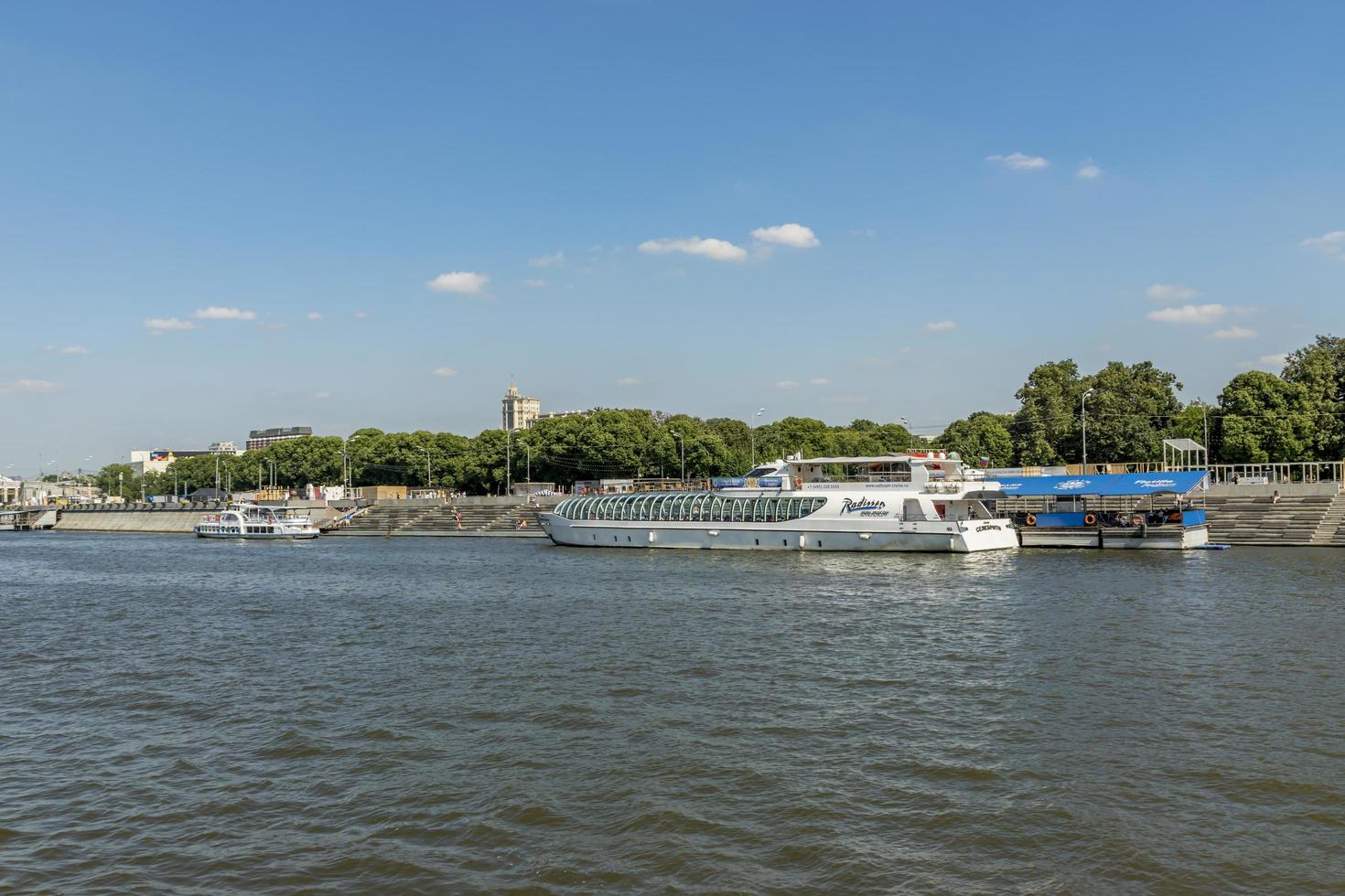 Moskva, Ryssland - 10 augusti 2017 året runt navigering fritidsbåt kändis går uppför Moskvafloden. detta fartyg tillhör radisson royal moscow flotilia foto