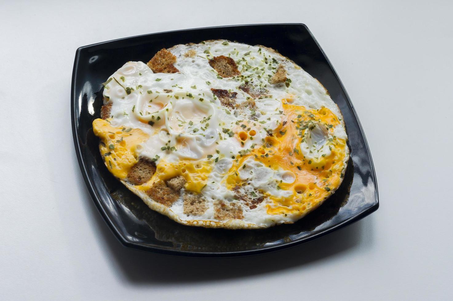 stekta ägg med rostat bröd och hackad persilja foto