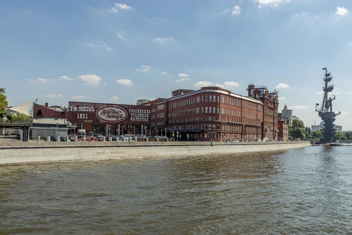 Moskva, Ryssland - 10 augusti 2017 före detta fabriksbyggnad av den röda oktoberkonfektyren i Moskva foto