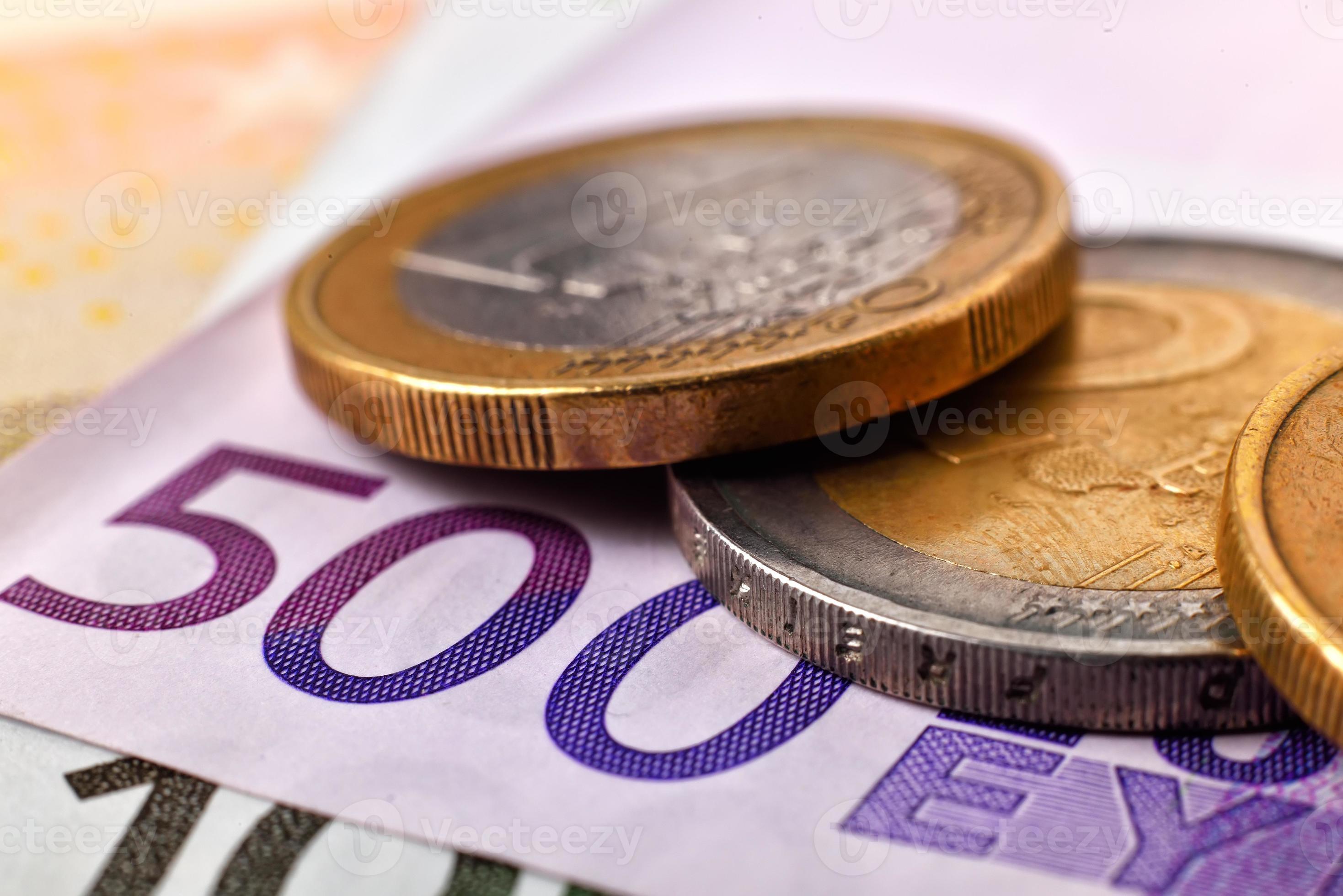 mynt och femhundra eurosedlar foto