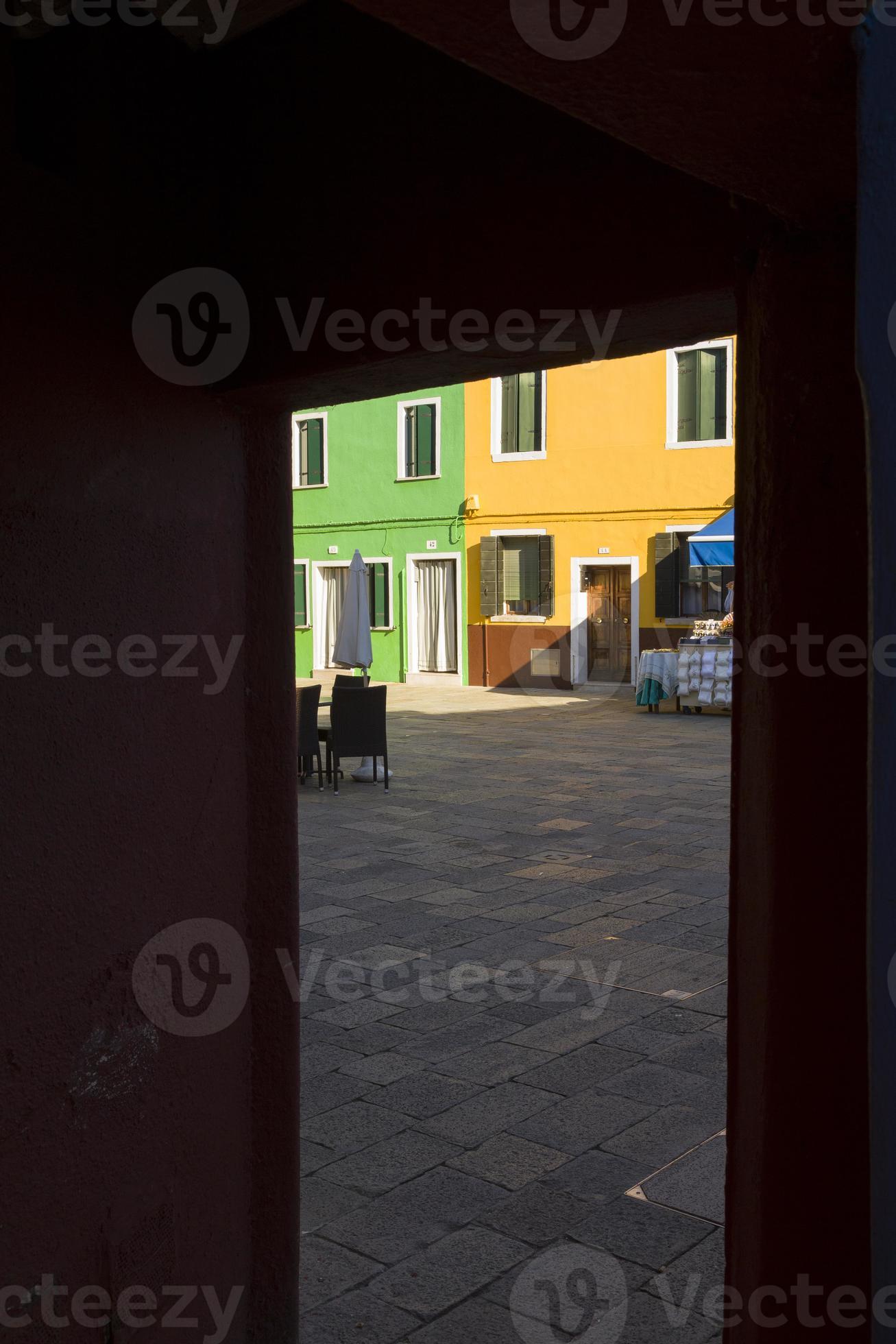 färgglada traditionella byggnader i burano, Venedig foto