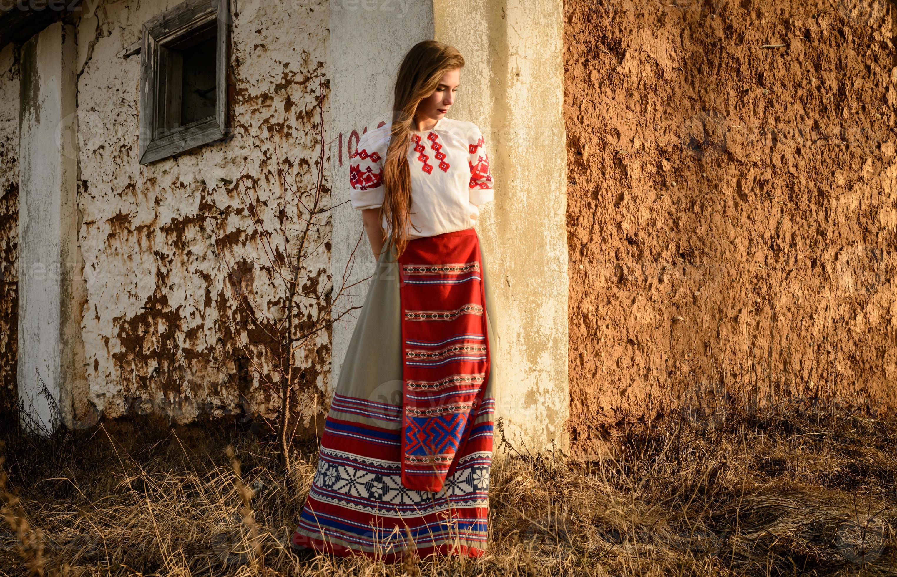 ung kvinna i slavisk nationell originaldräkt utomhus foto