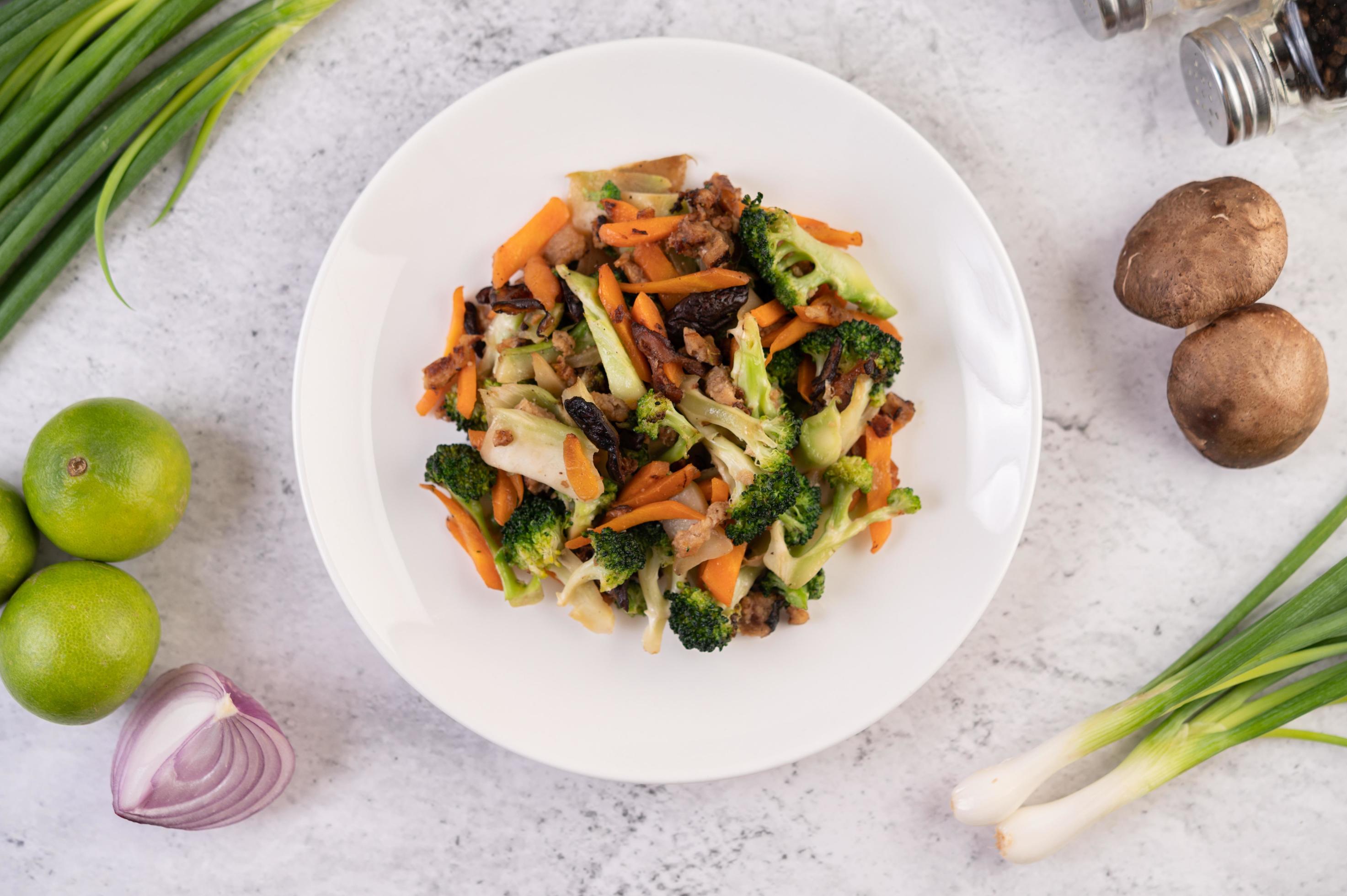 uppstekt broccoli, morötter och svamp med fläsk foto