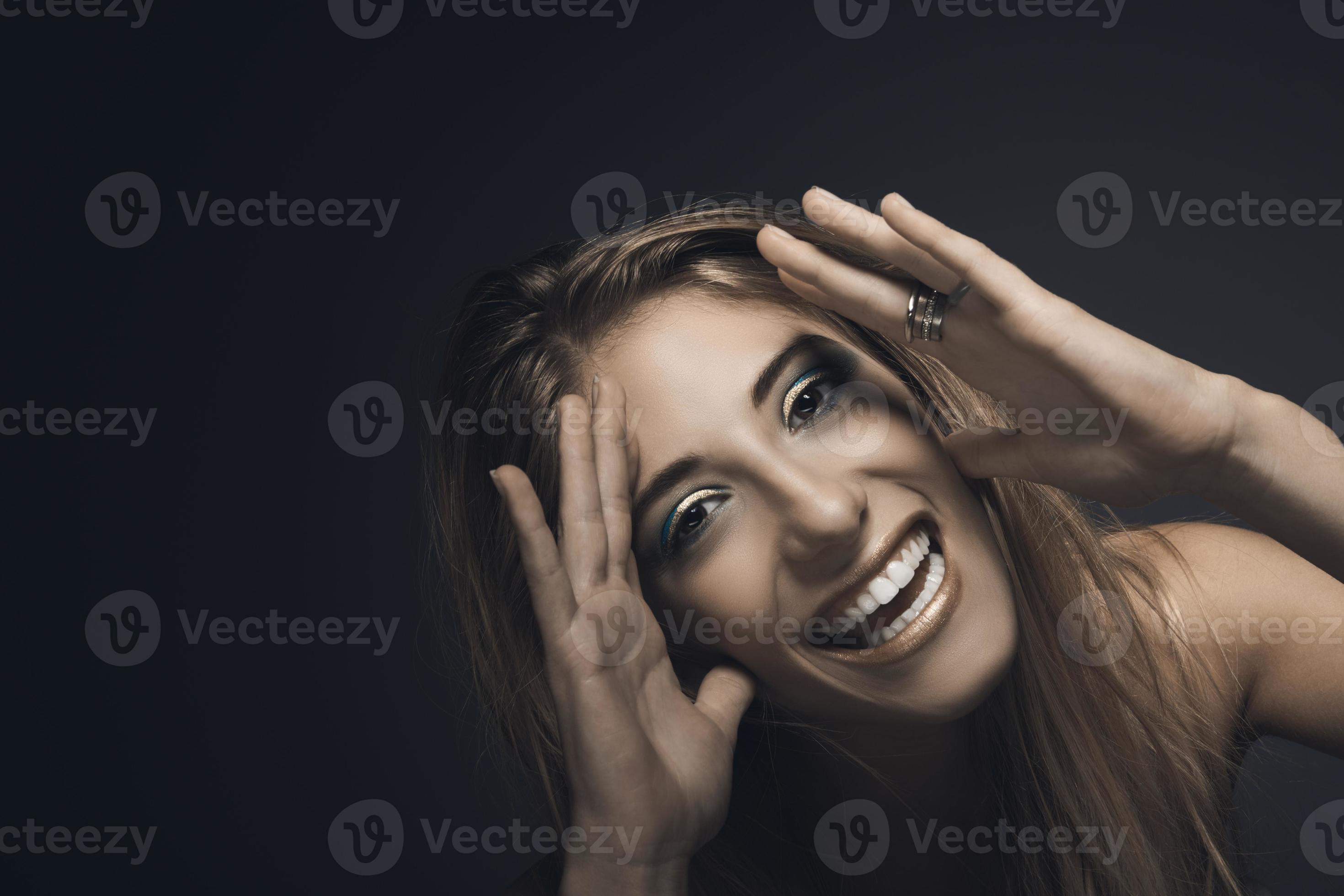 porträtt av ung leende sexig kvinna foto