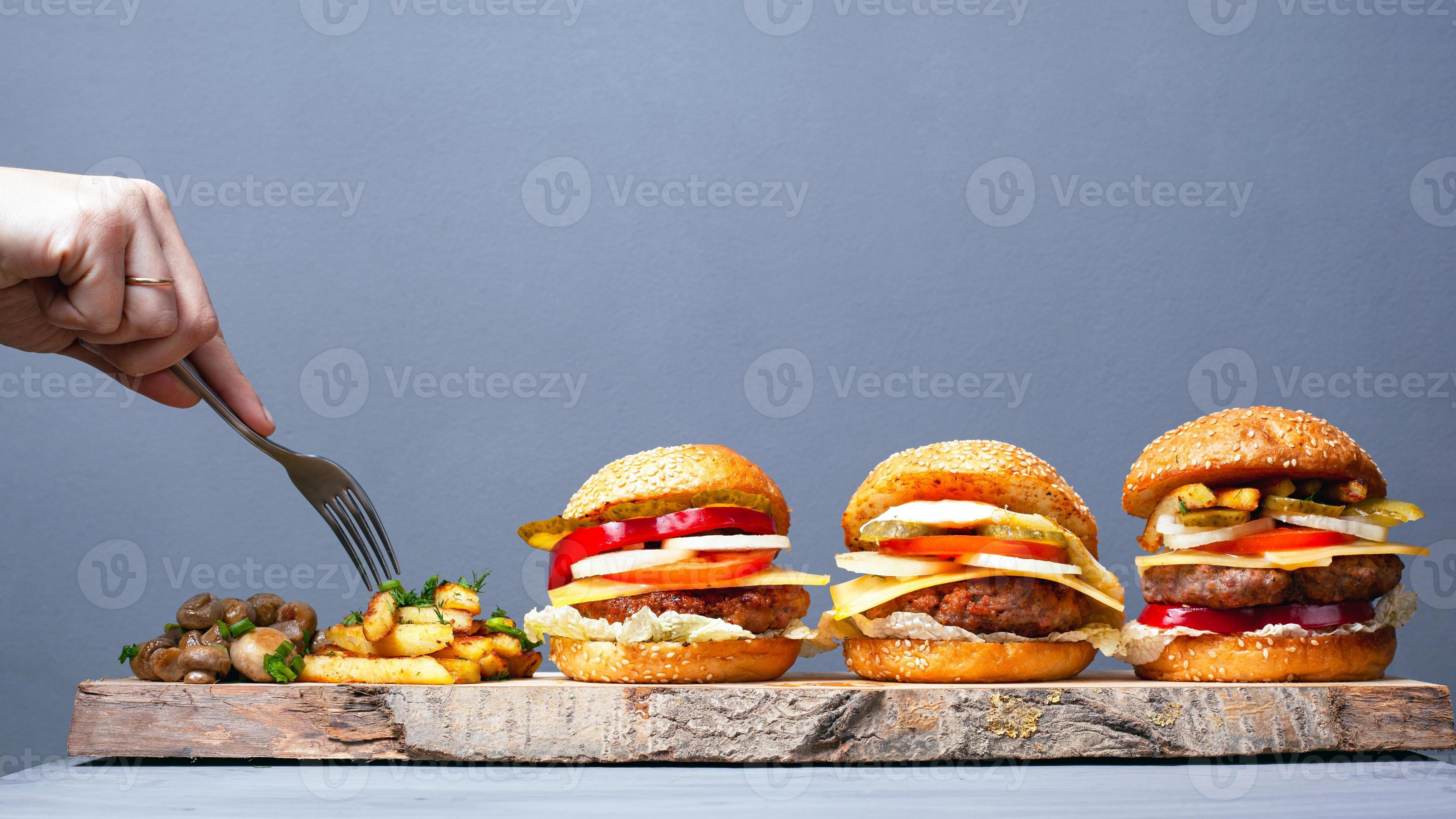 saftiga hamburgare och potatis med svamp på en grå bakgrund foto