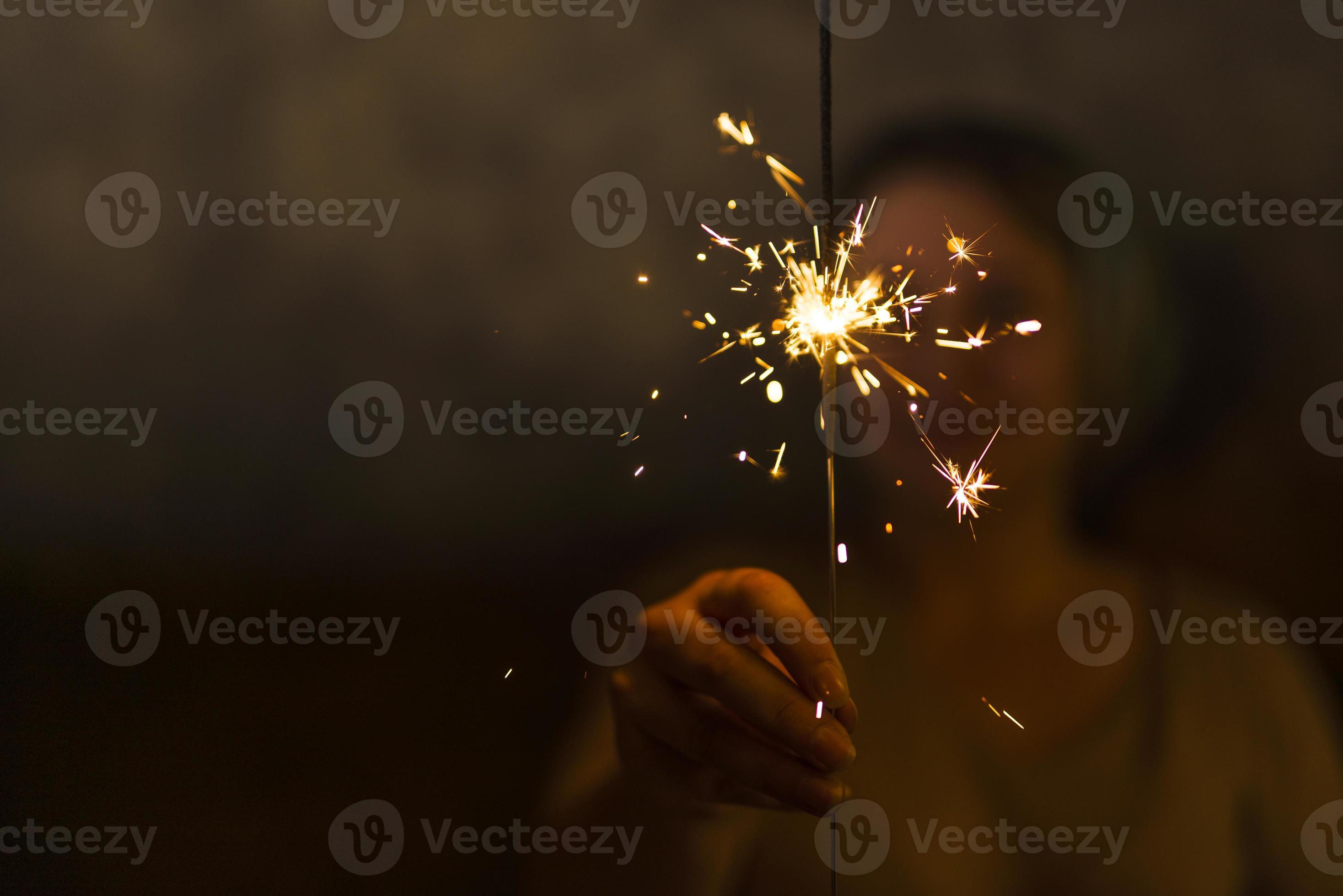 kvinna med flammande bengal ljus foto