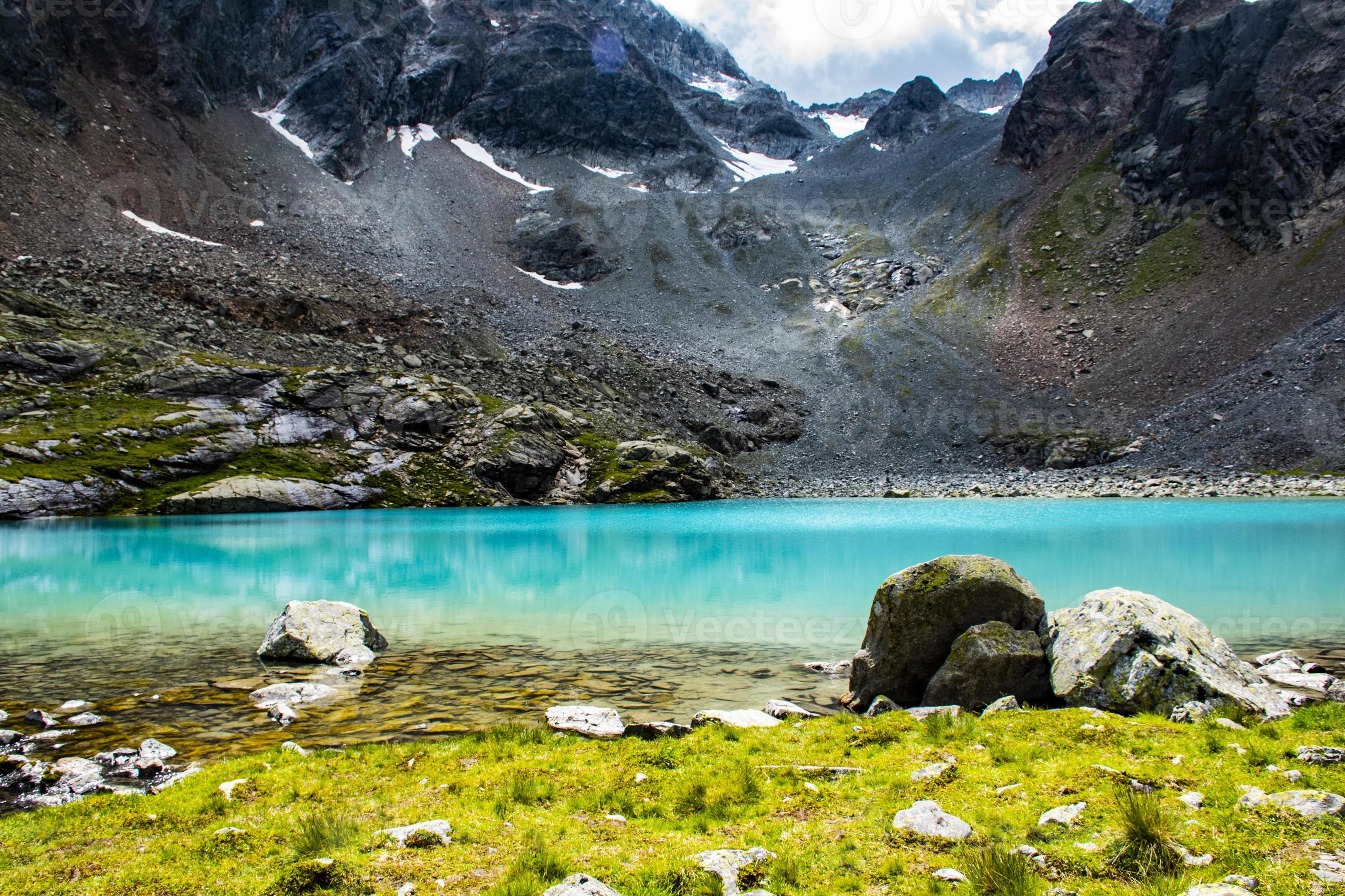 liten alpin sjö i de österrikiska alperna i tyrolen foto