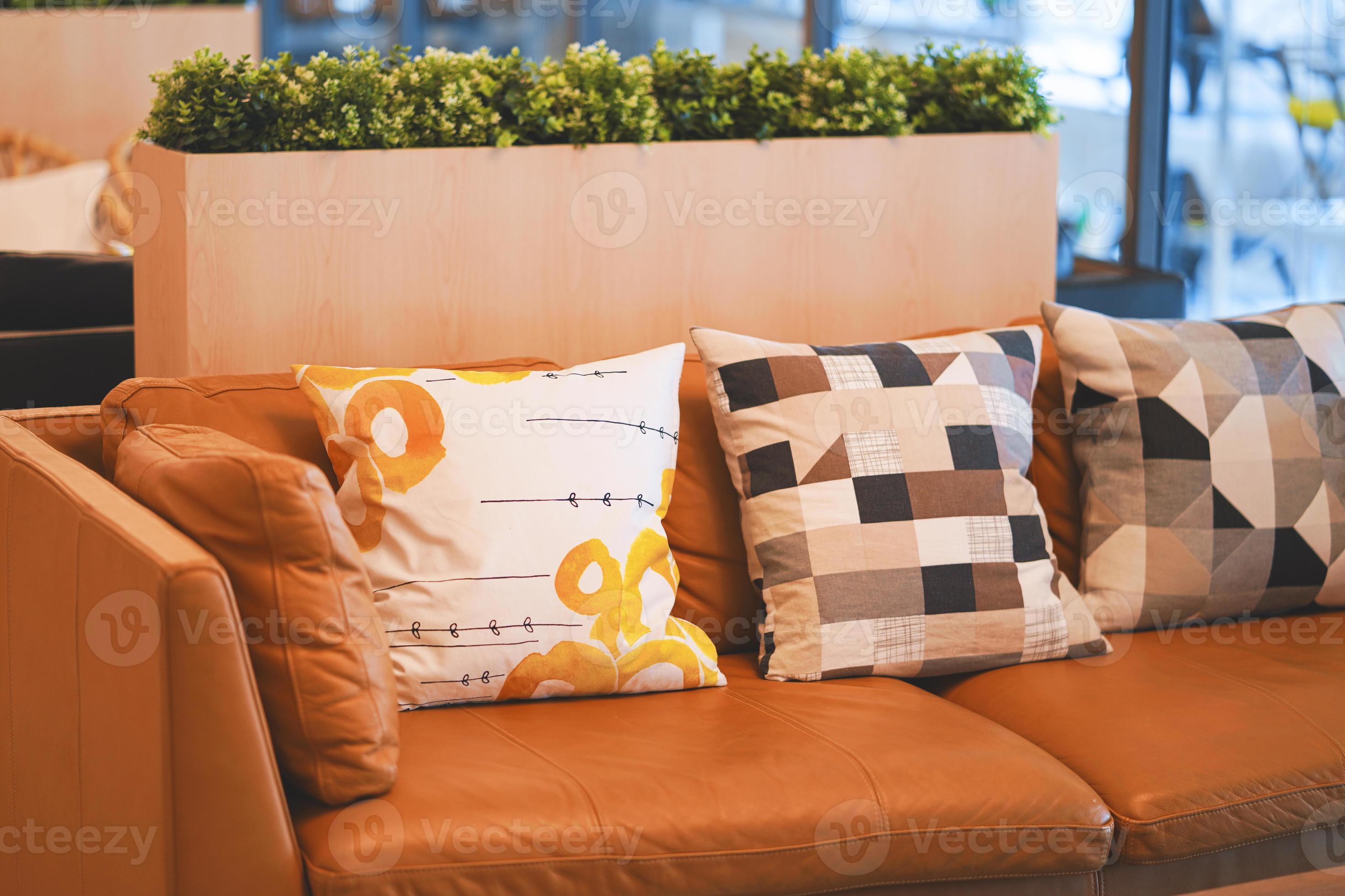 mysig soffa i modernt rum inredning. soffa med färgglada kuddar i rummet. foto