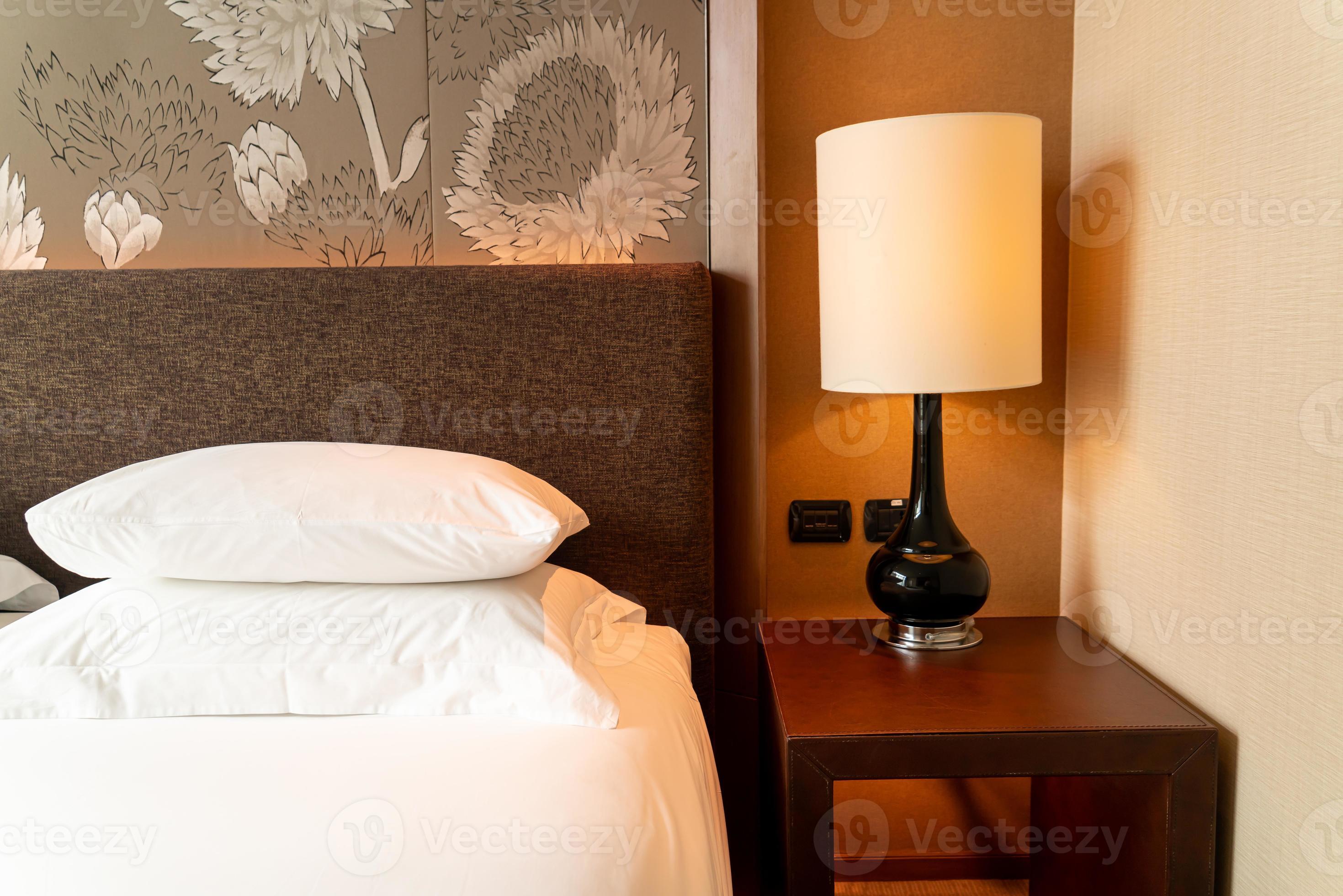 vit kuddedekoration på säng i hotellresorts sovrum foto