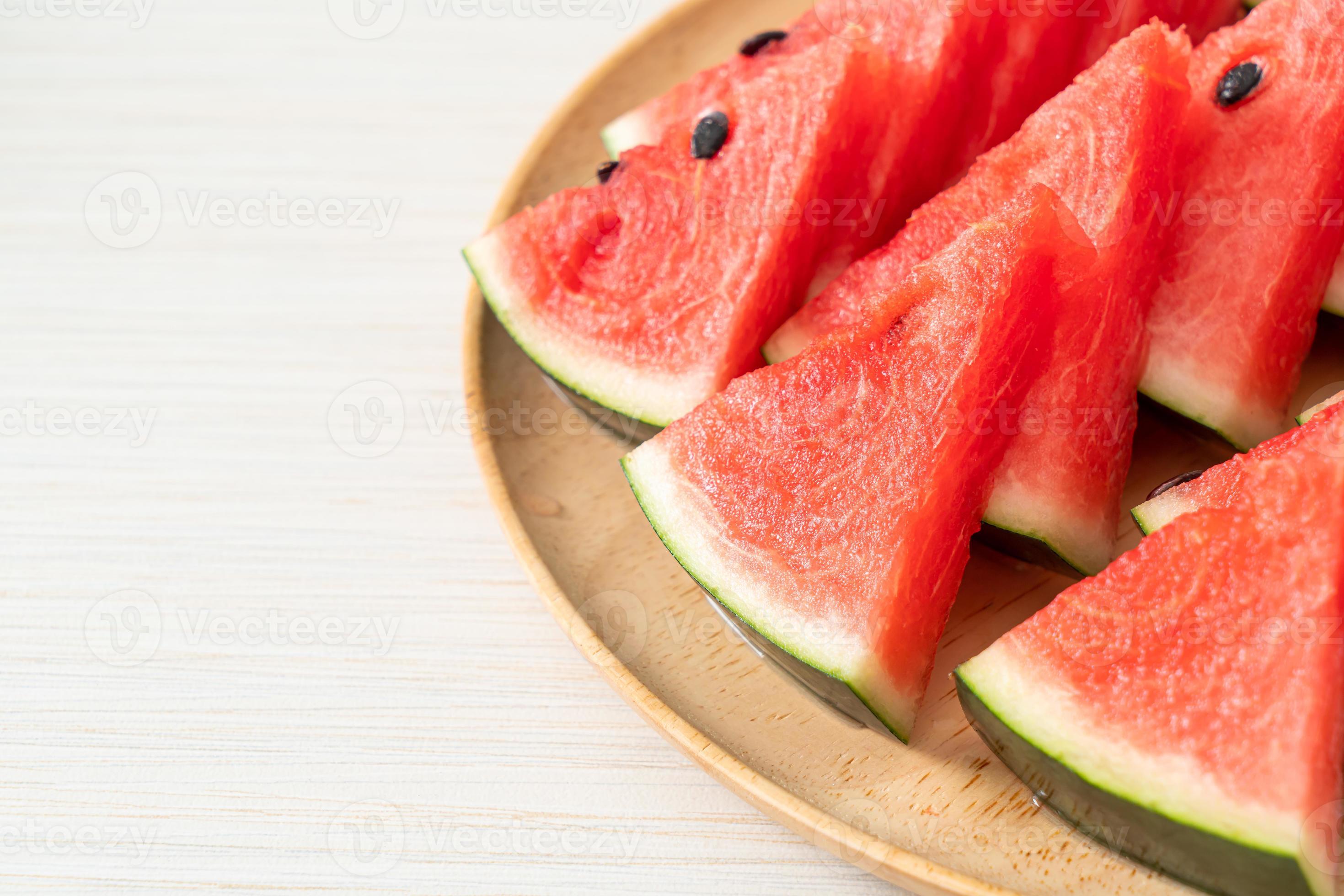 färsk vattenmelon skivad på träplatta foto