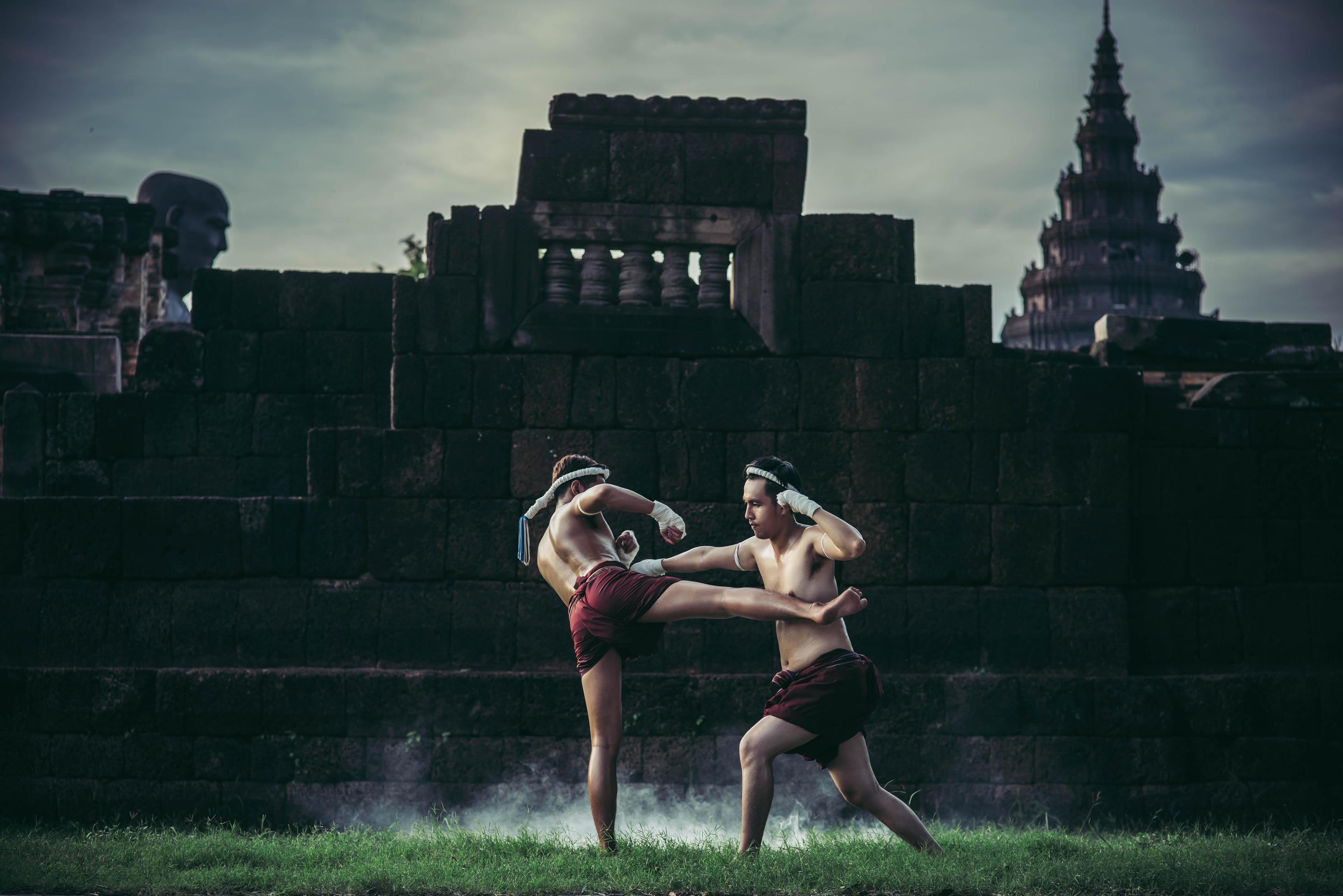 två boxare slåss med kampsporten muay thai. foto