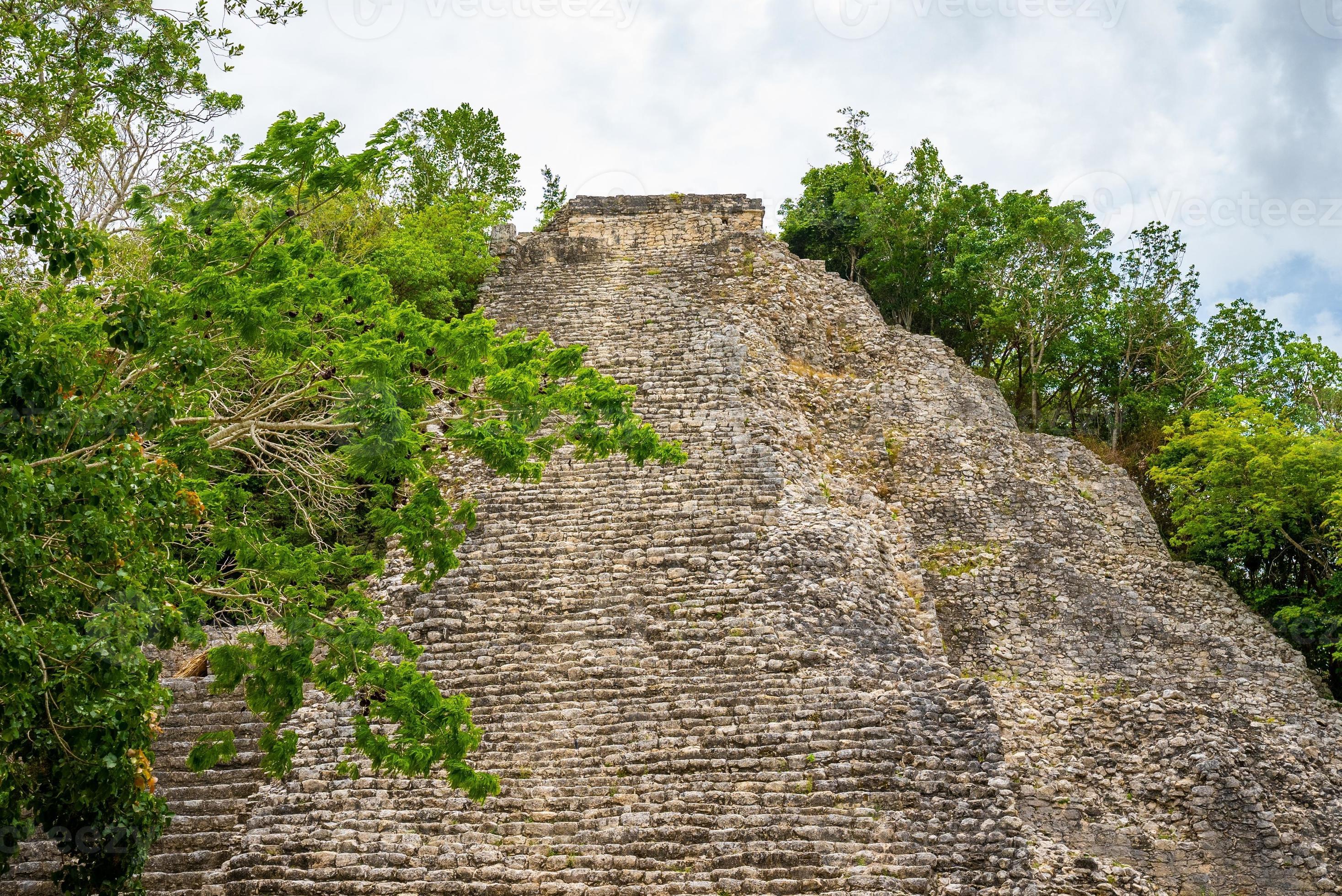 nohoch mul pyramid vid de antika ruinerna av mayastaden coba foto