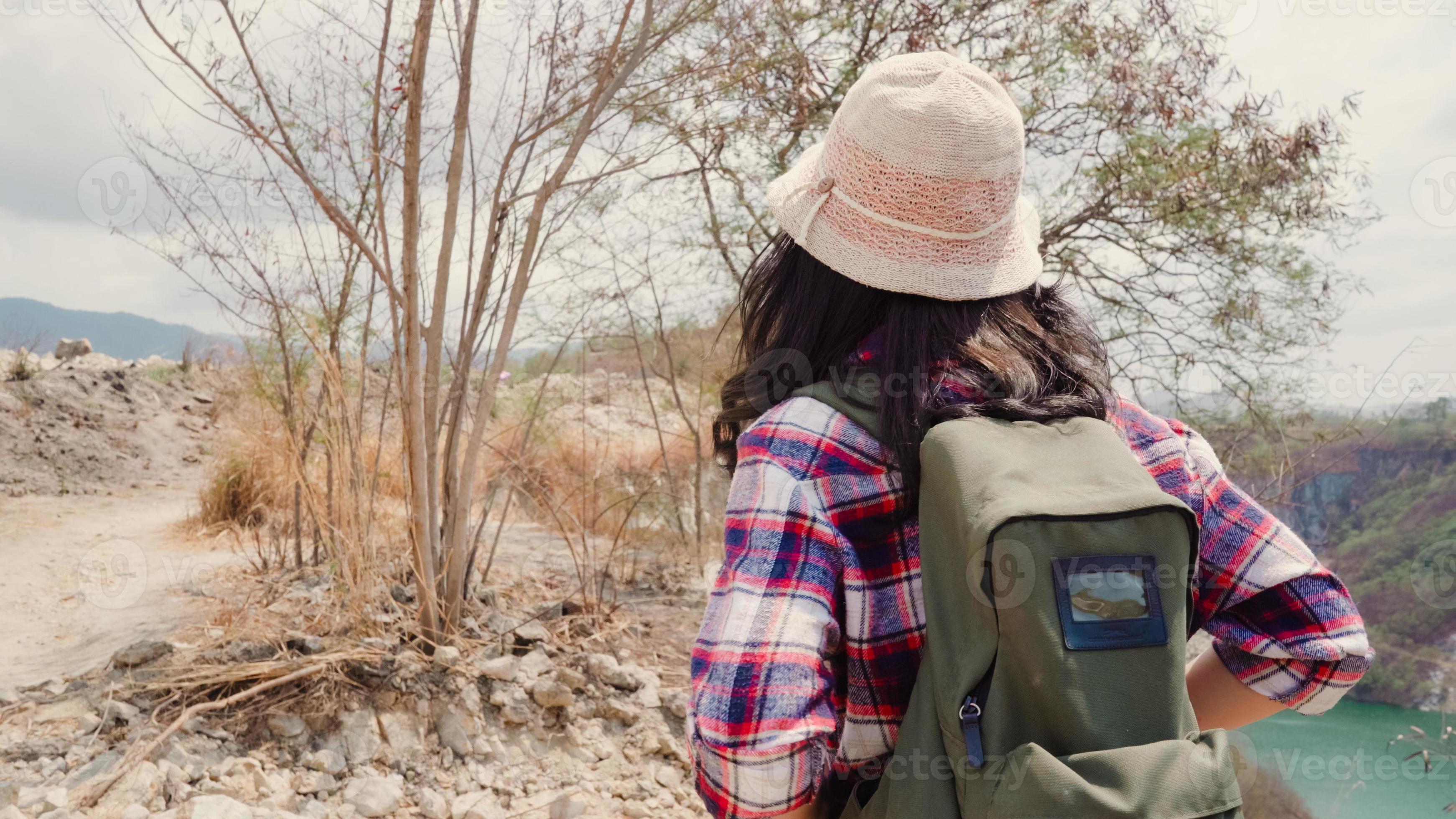 vandrare asiatisk backpackerskvinna som går till toppen av berget, kvinnan njuter av sin semester på vandringsäventyr och känner sig fri. livsstilskvinnor reser och kopplar av i fritidskoncept. foto