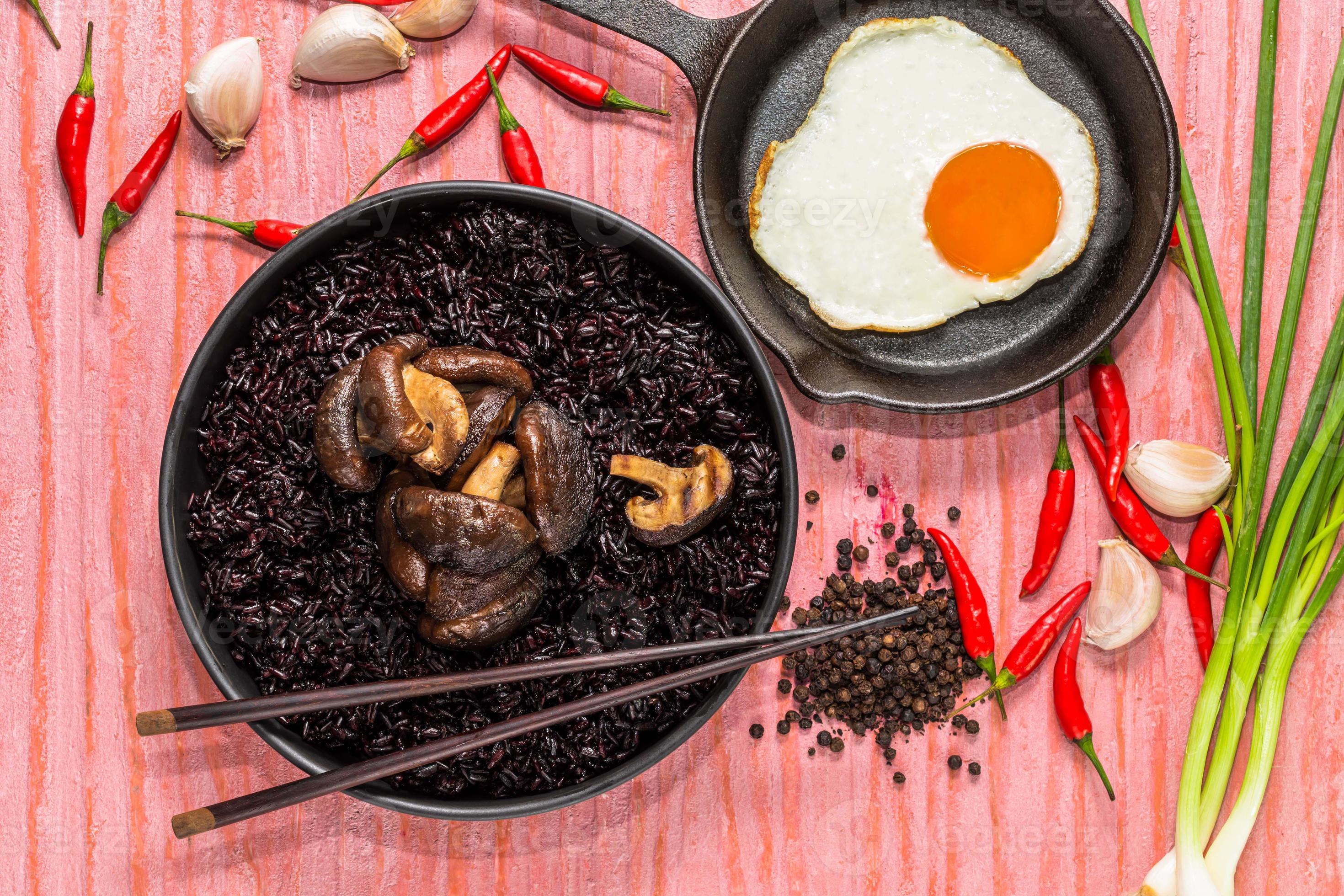 hälsosam mat svart ris i skål med svamp stekt ägg har vitlök chili ört foto