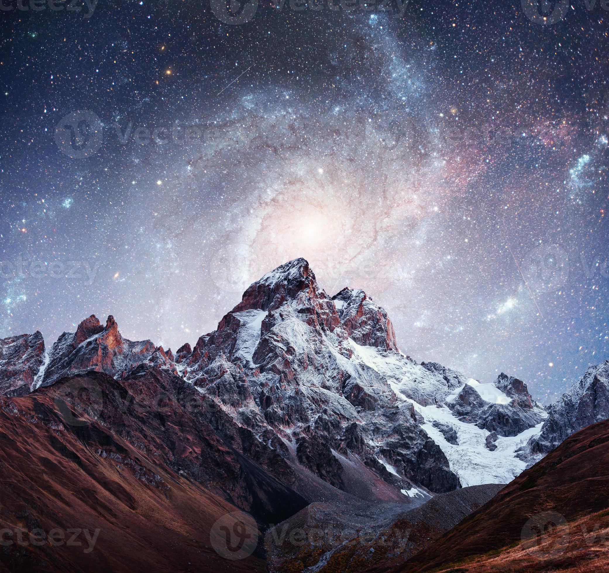 fantastisk stjärnhimmel. snötäckta toppar. kaukasiska huvudryggen. c foto