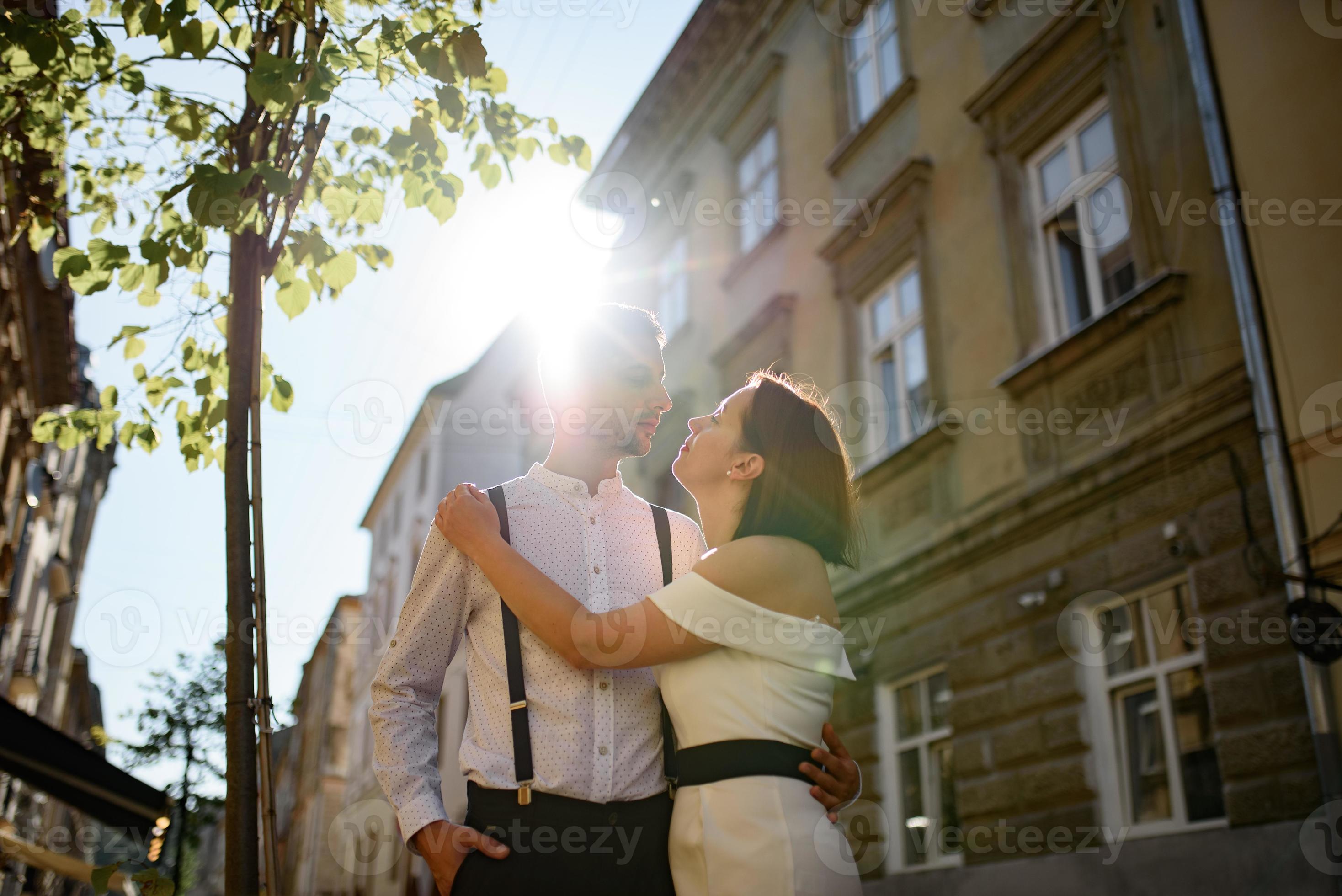 vackert snyggt par på en dejt på gatorna i den gamla staden. foto