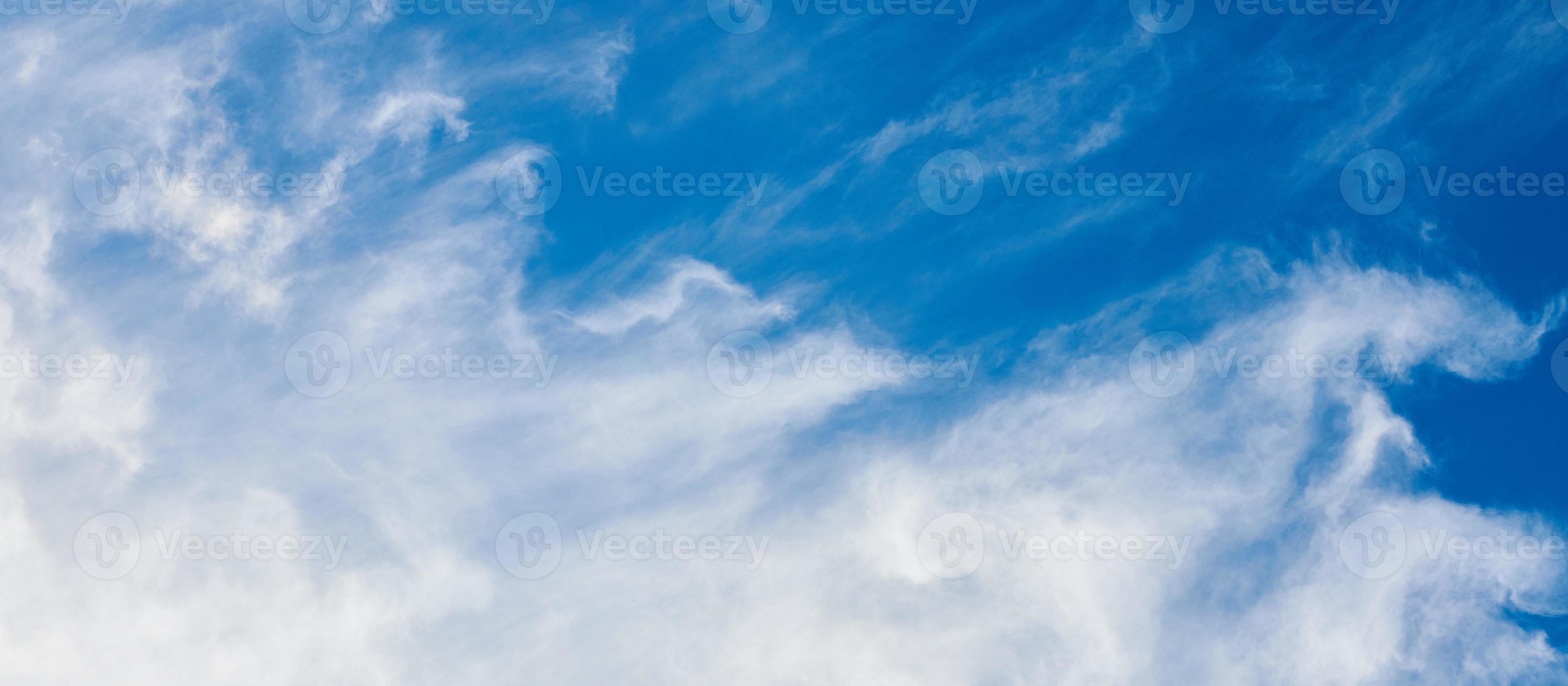 cirrusmoln på blå himmel, vackra cirrusvita moln på blå daghimmel, ljusa molnlandskap foto