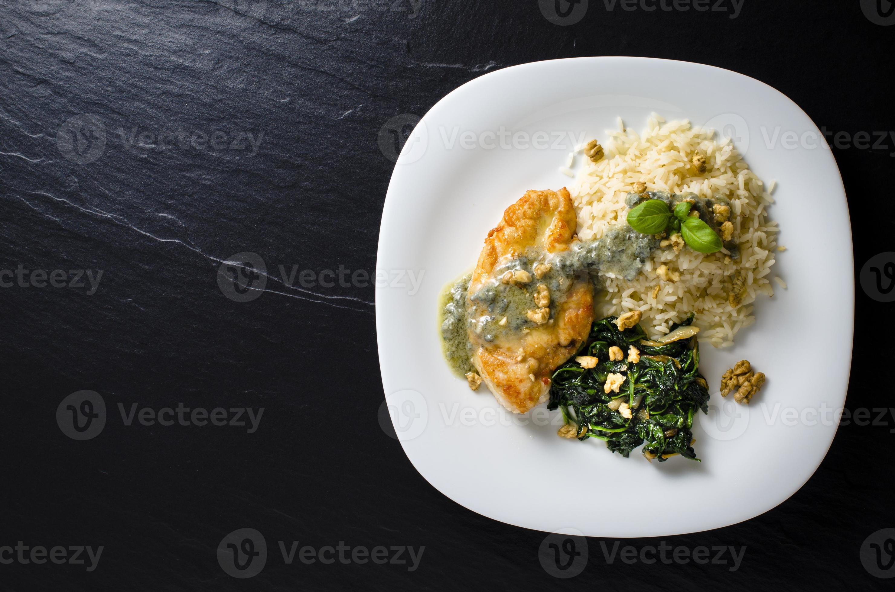 stekt kycklingbröst med spenat, ris och gorgonzolasås foto