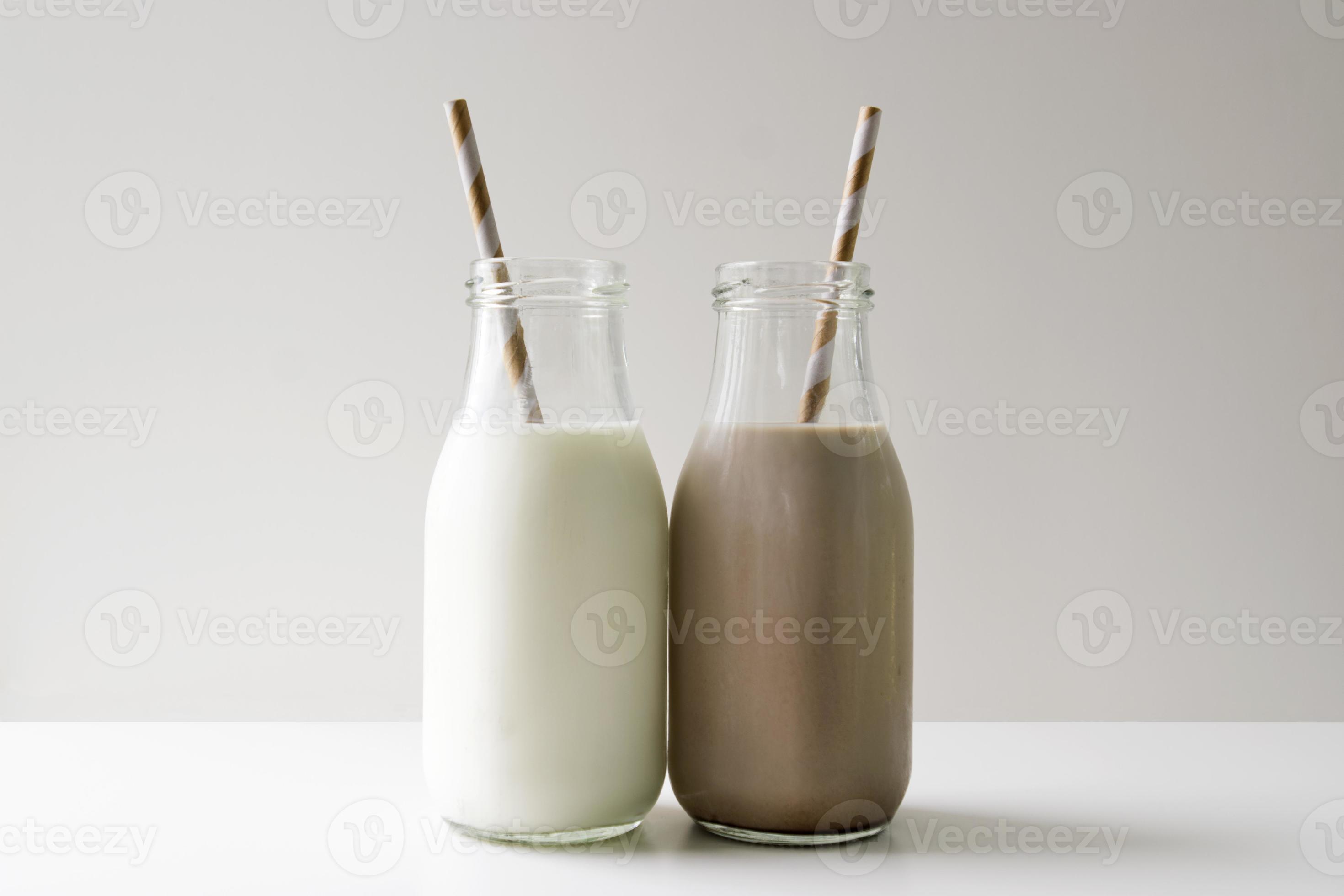 mjölkkanna vanligt och choklad röra på vitt foto