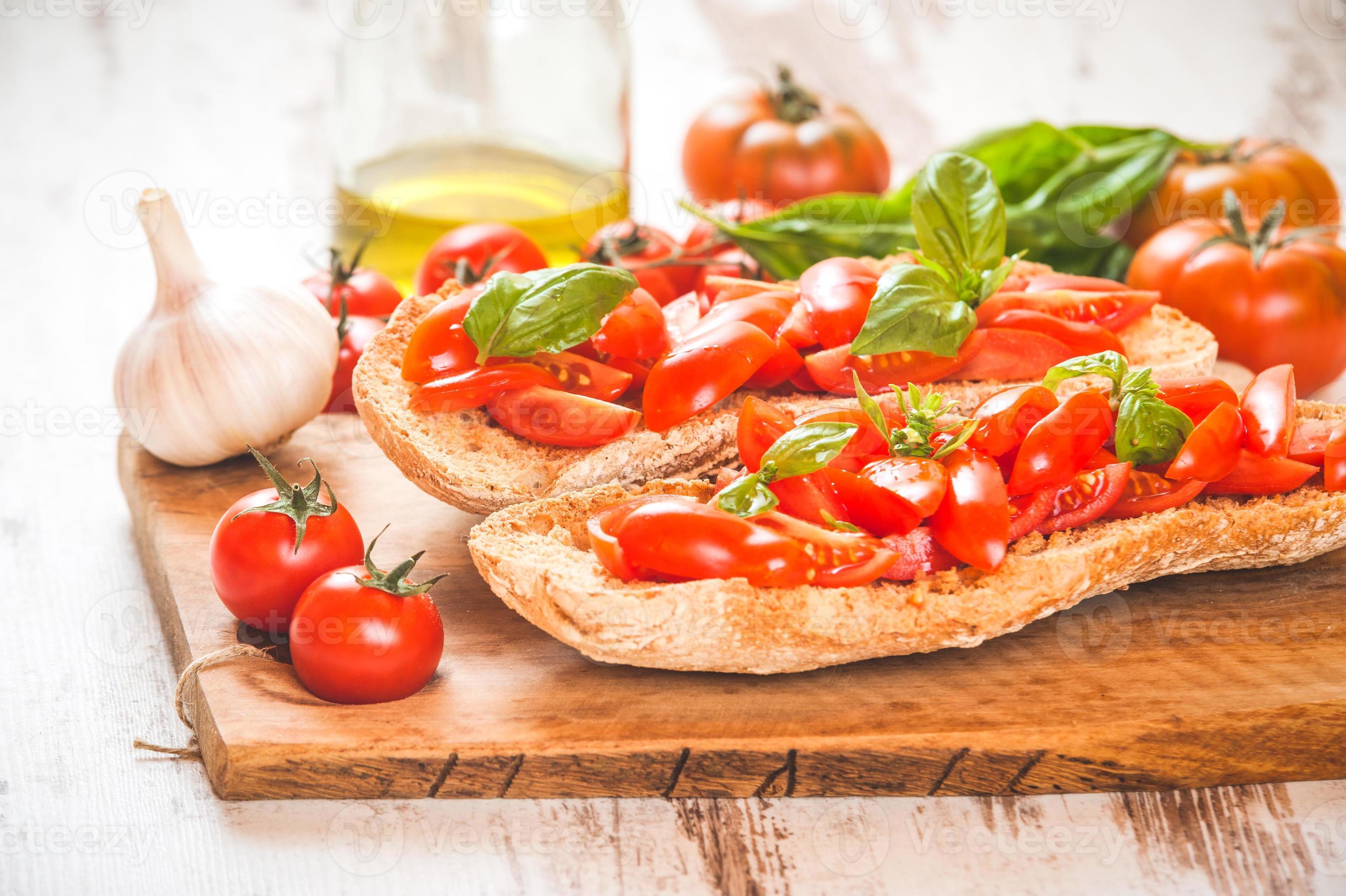 italiensk förrätt, bruschetta med siciliansk röd färsk tomat på foto