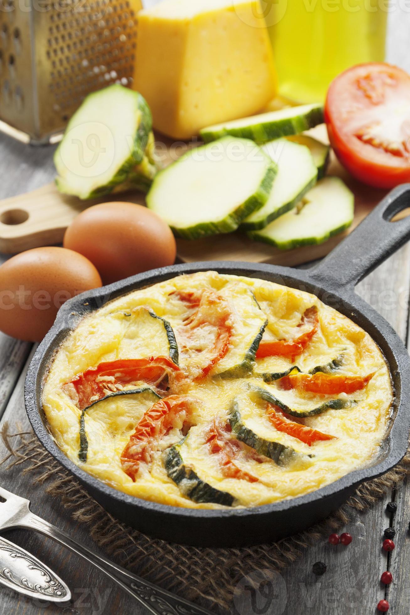 omelett med zucchini och tomater foto