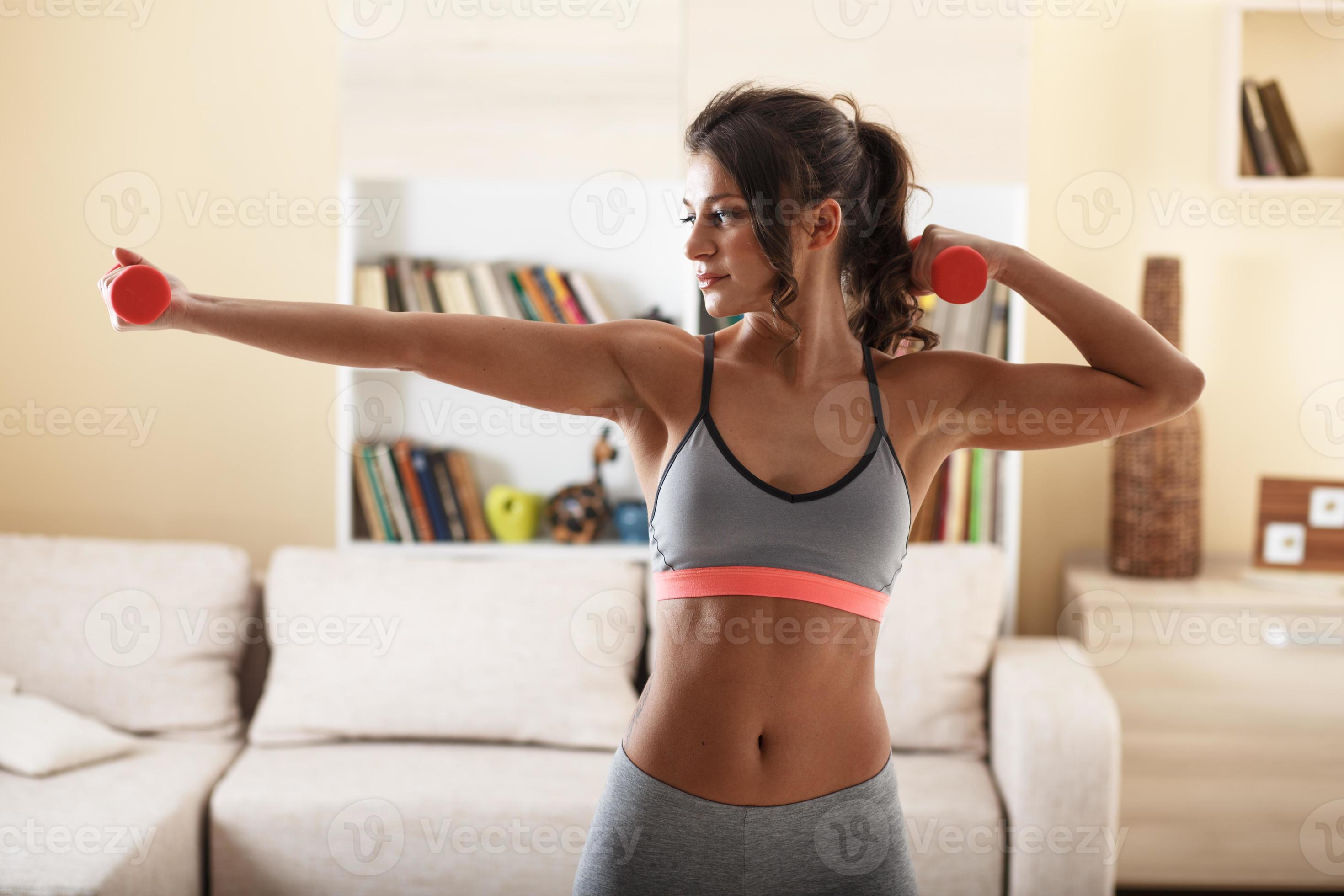 attraktiv kvinna gör övning hemma. foto