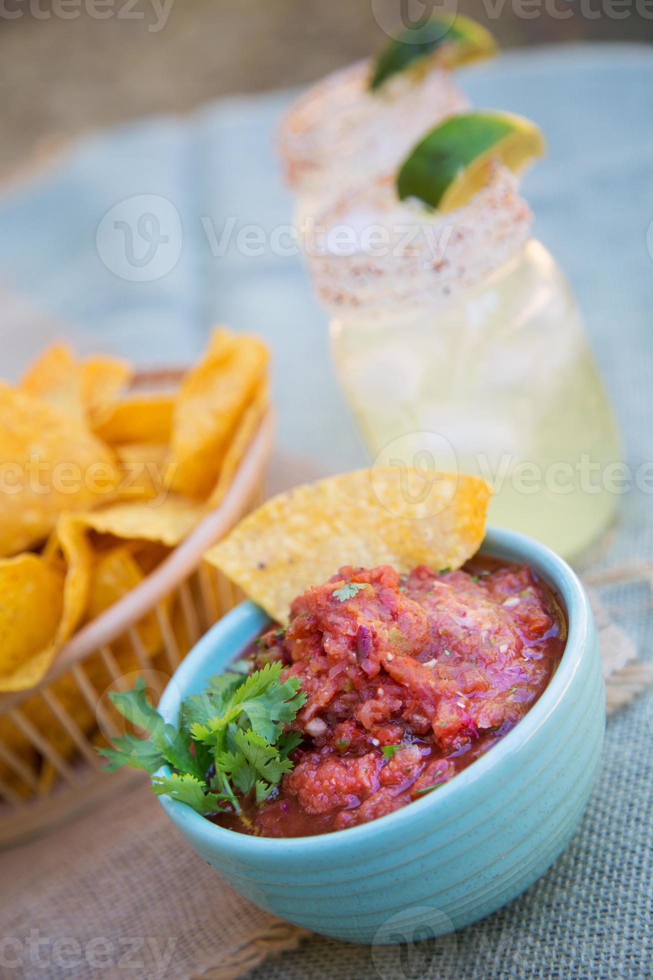 chips och salsa med margaritas. foto