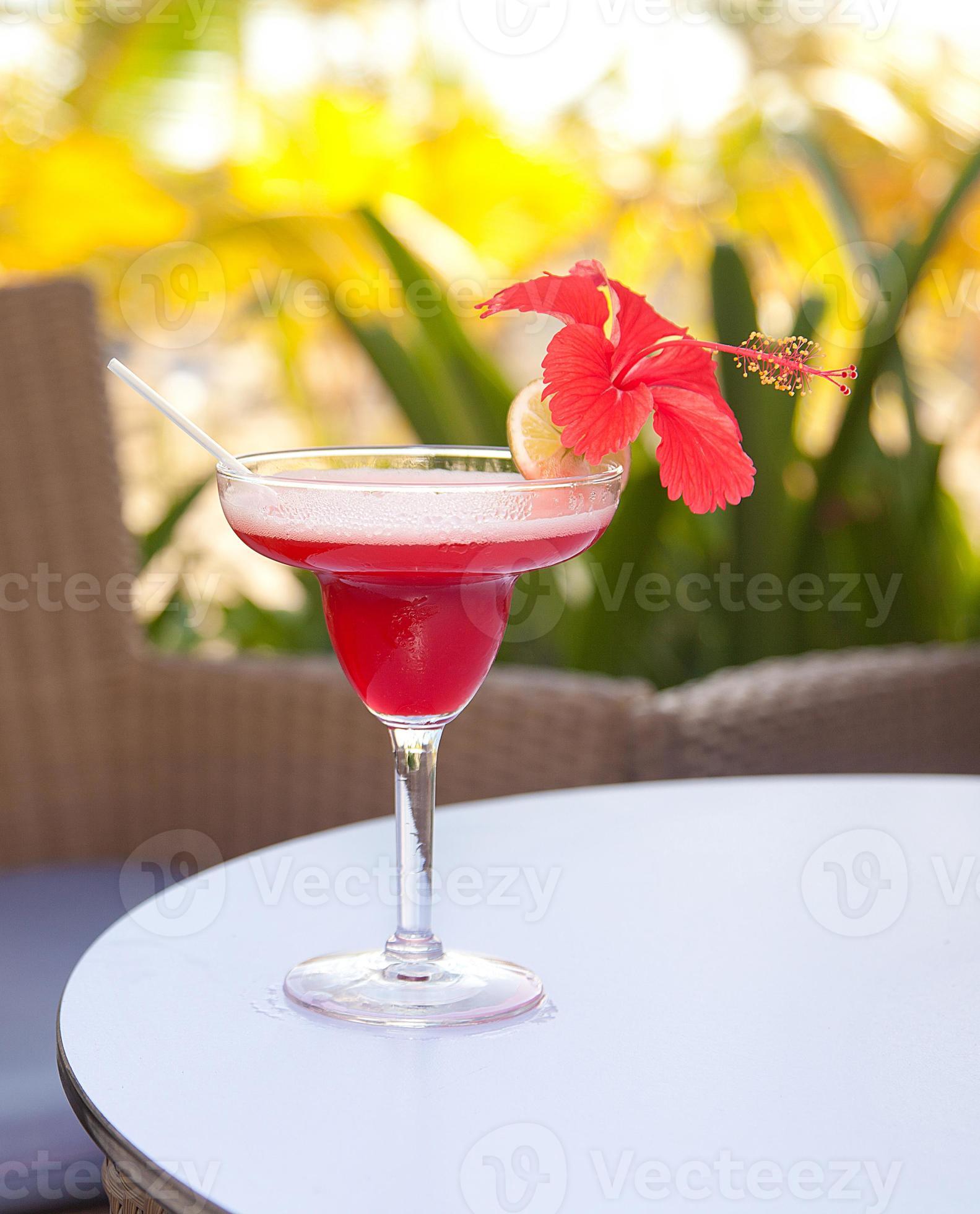 alkohol margarita cocktail med lime och hibiskusblomma foto