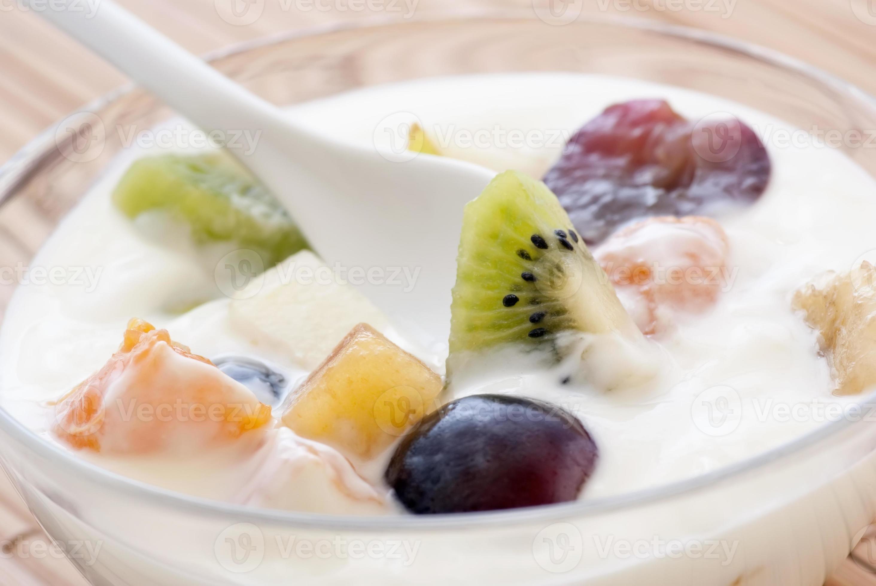 yoghurt med frukt foto
