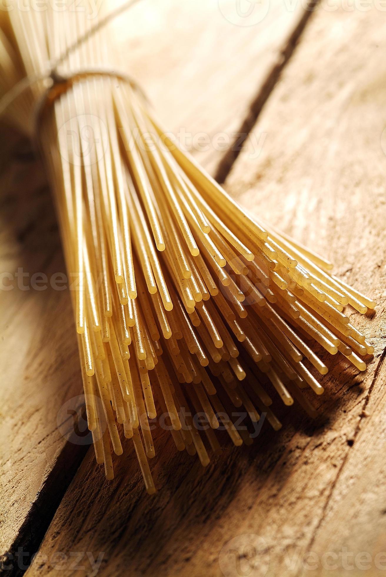 spaghetti av fullkornsmjöl foto
