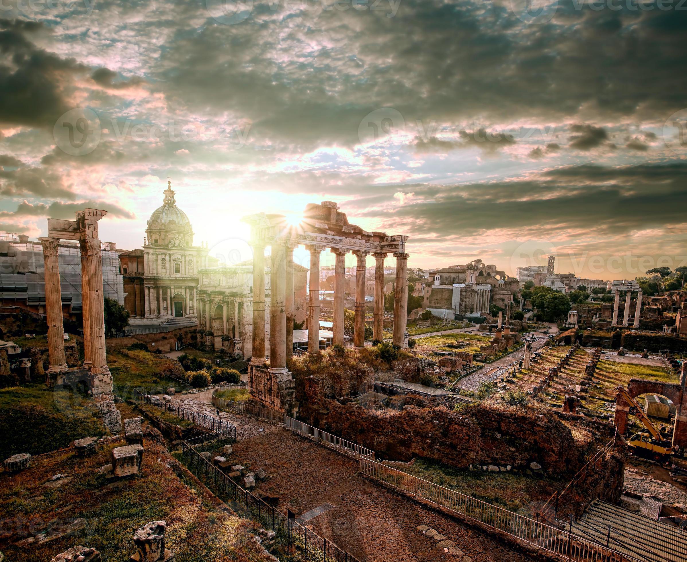 berömda romerska ruiner i Rom, huvudstaden i Italien foto