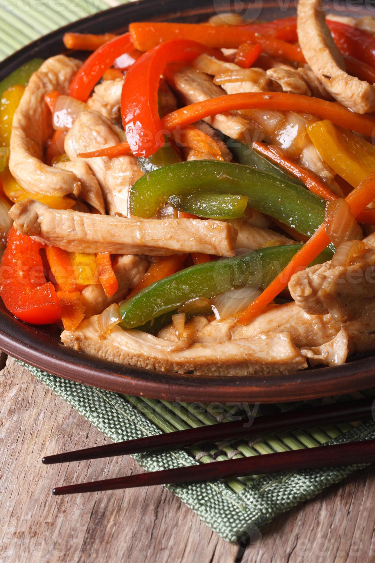 kinesisk mat: kyckling med grönsaker närbild vertikalt foto