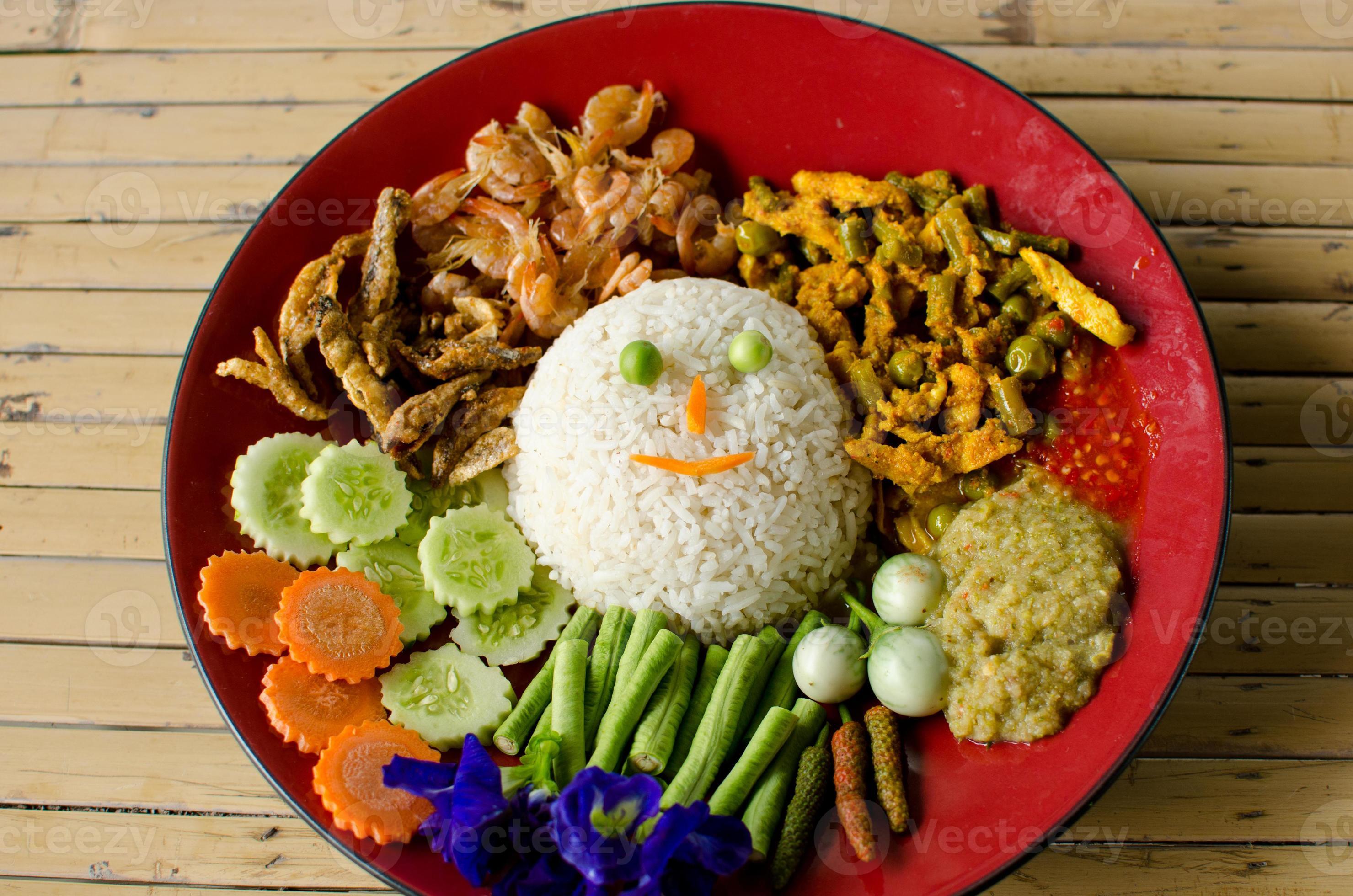 thailändsk mat, khao man kaeng kai foto