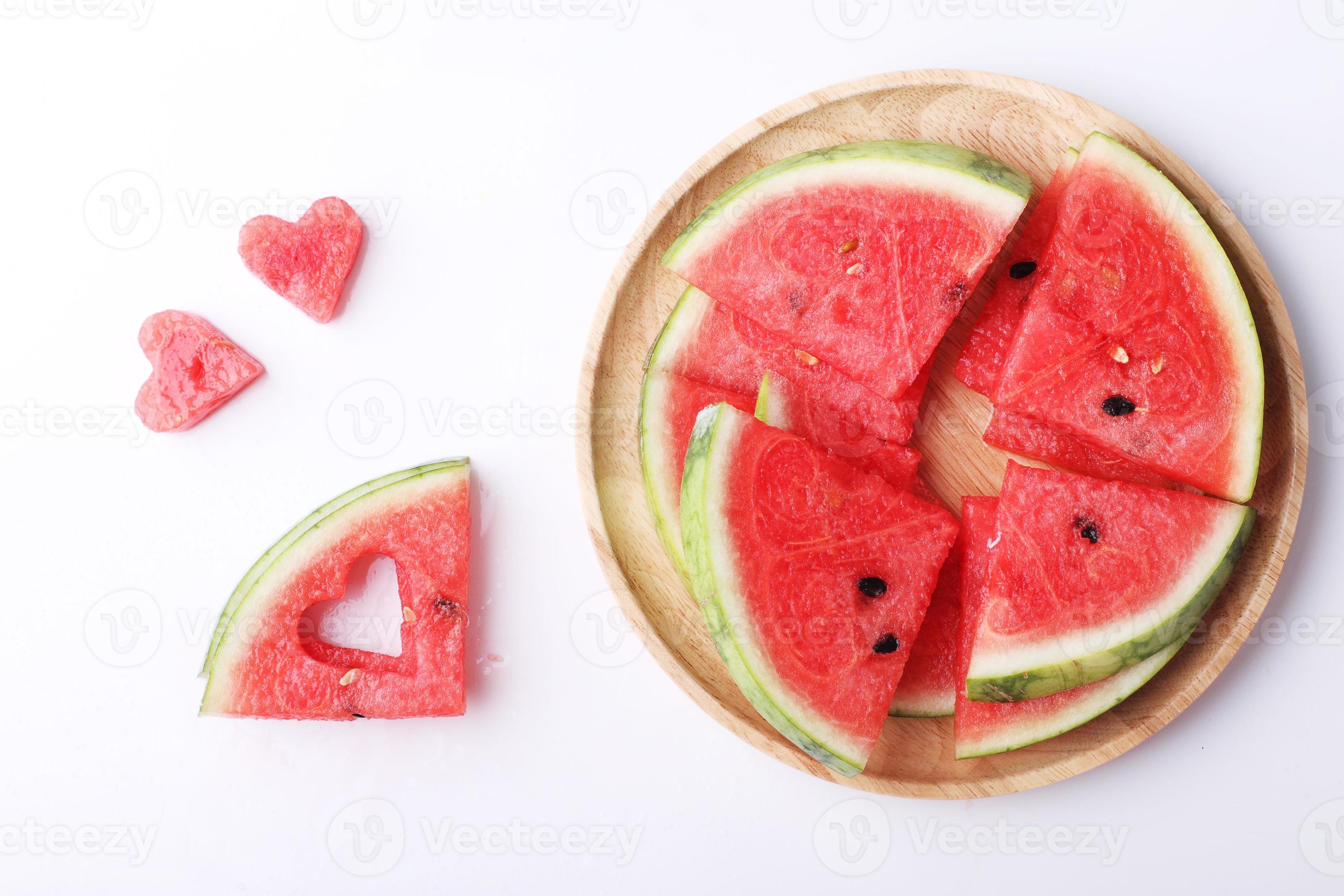 skivor av färsk vattenmelon med hjärtaformstycken foto