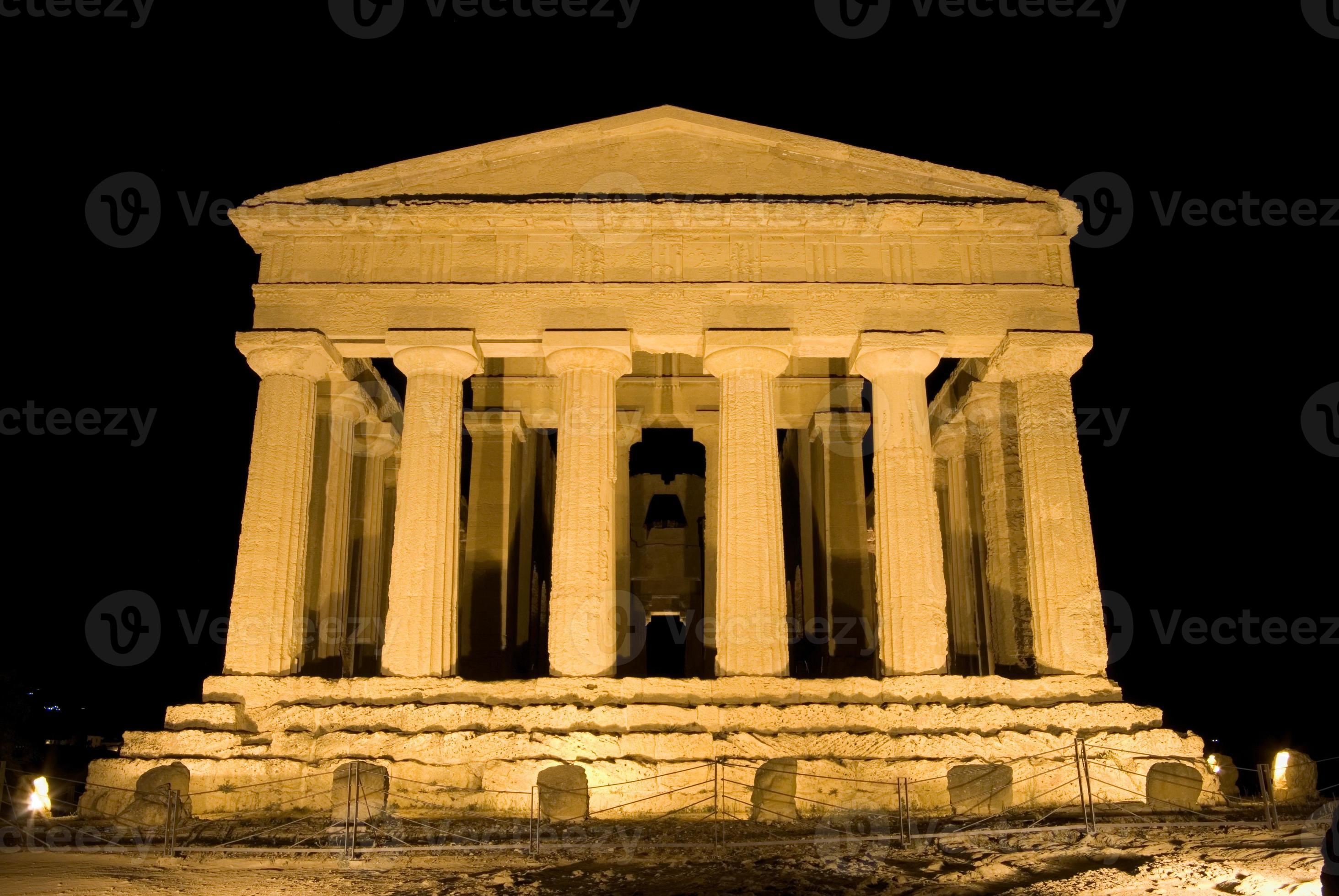 dorisk tempel för concordia i agrigento (nattlig scen) foto