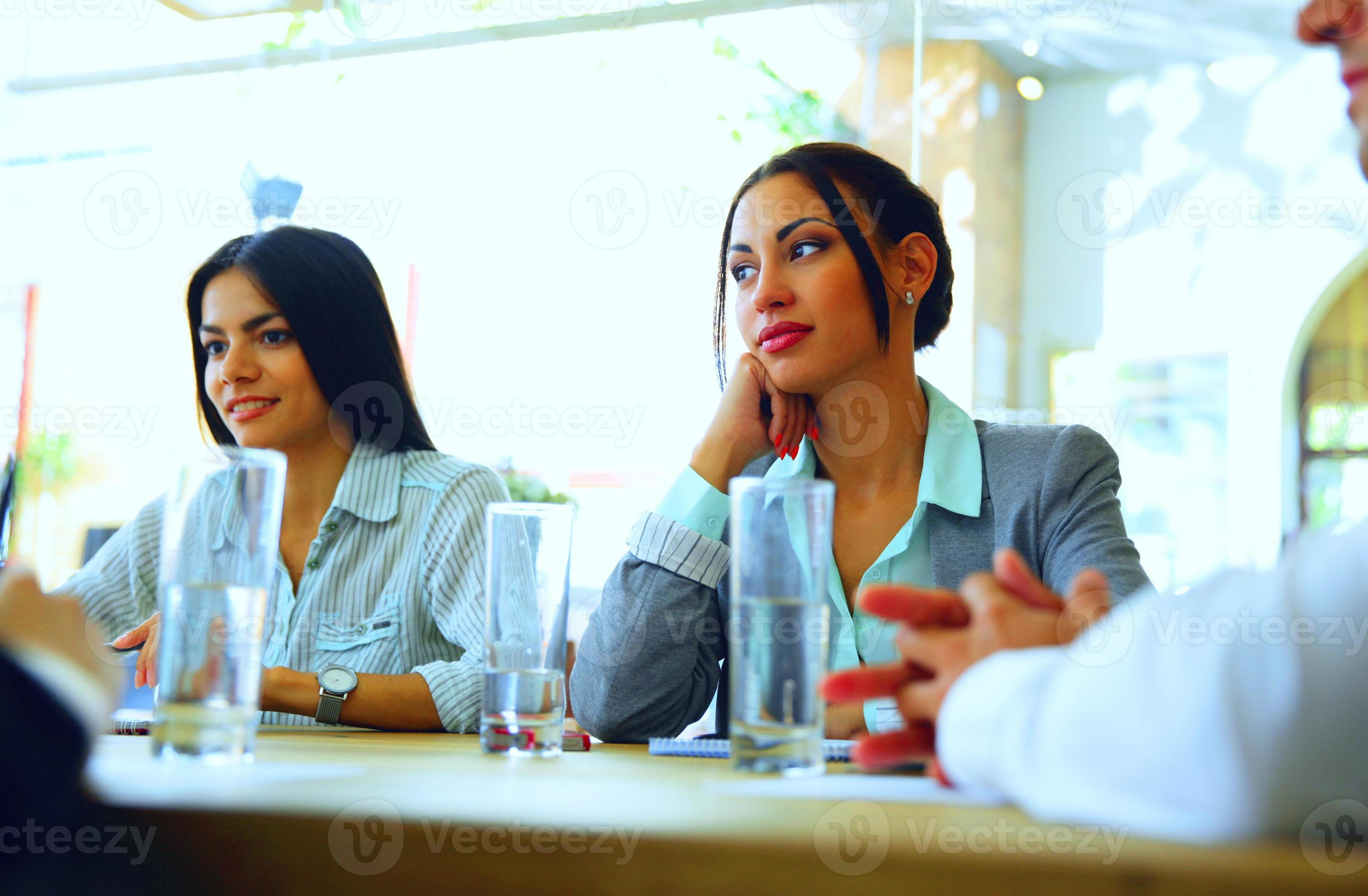 företagare som sitter vid bordet foto
