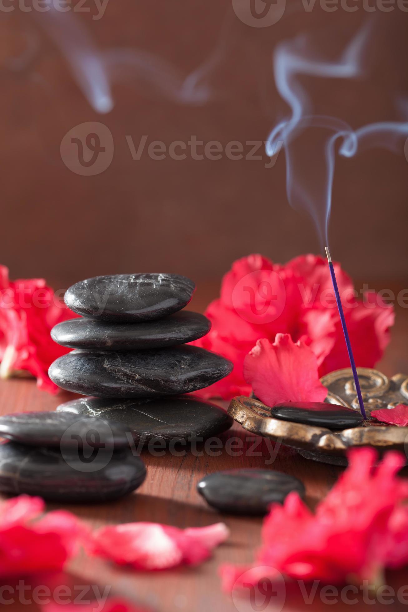 azalea blommor svarta massagestenar rökelsepinnar för aromater foto