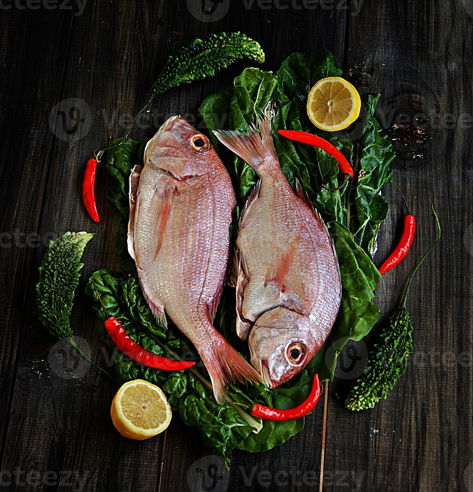 färsk fisk med grönsaker foto