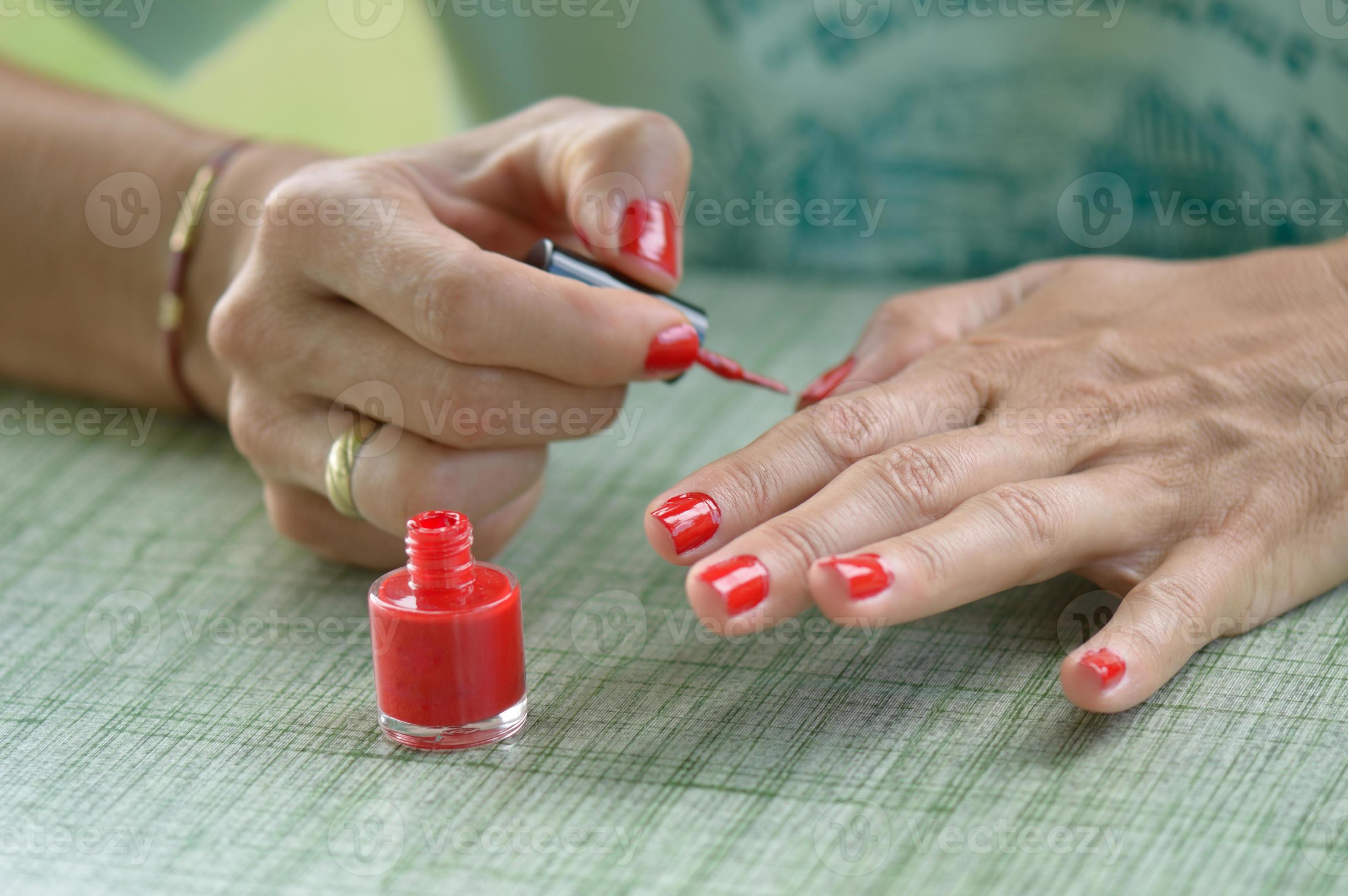 kvinna röda nagellack foto