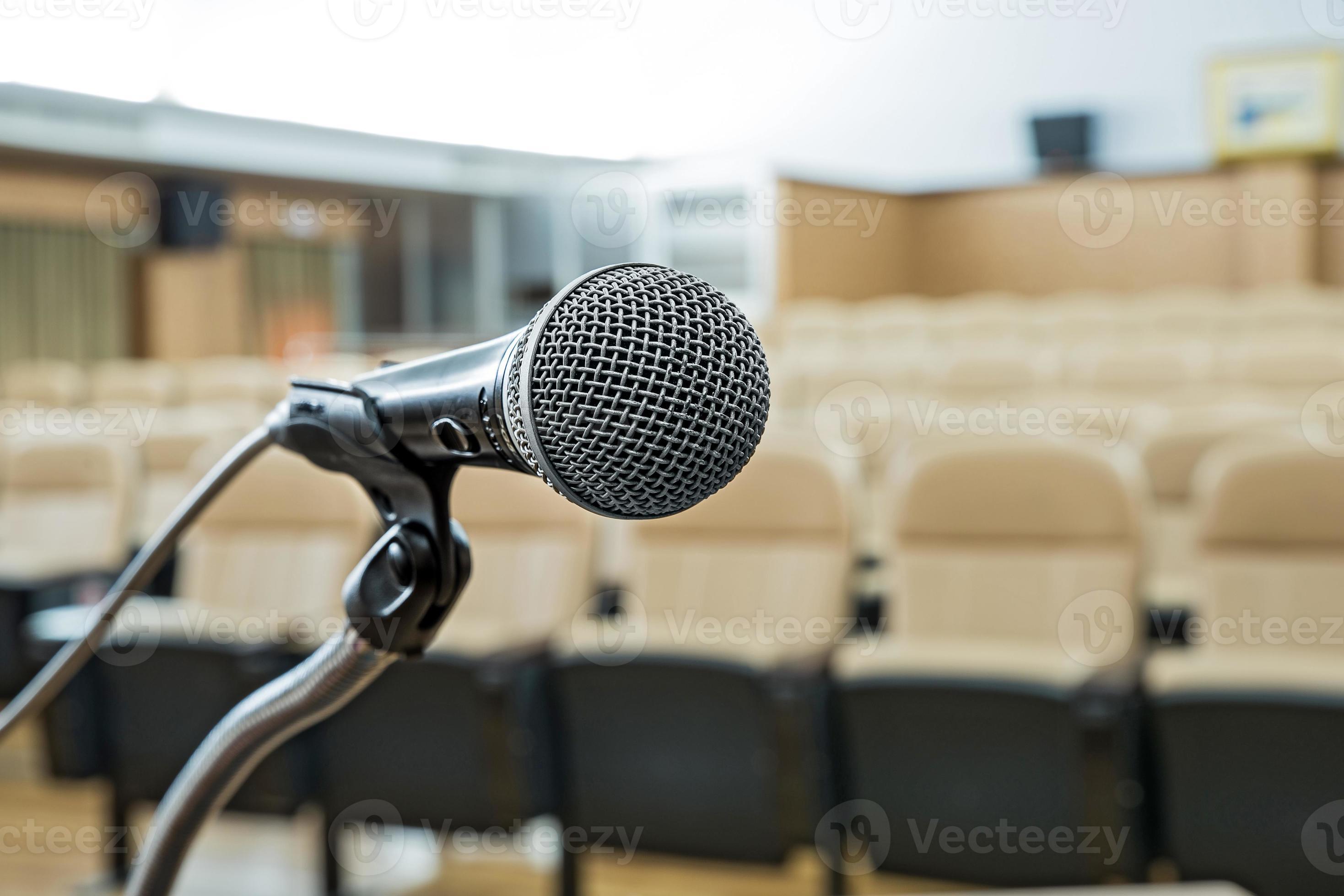 före en konferens, mikrofonerna framför tomma stolar. foto
